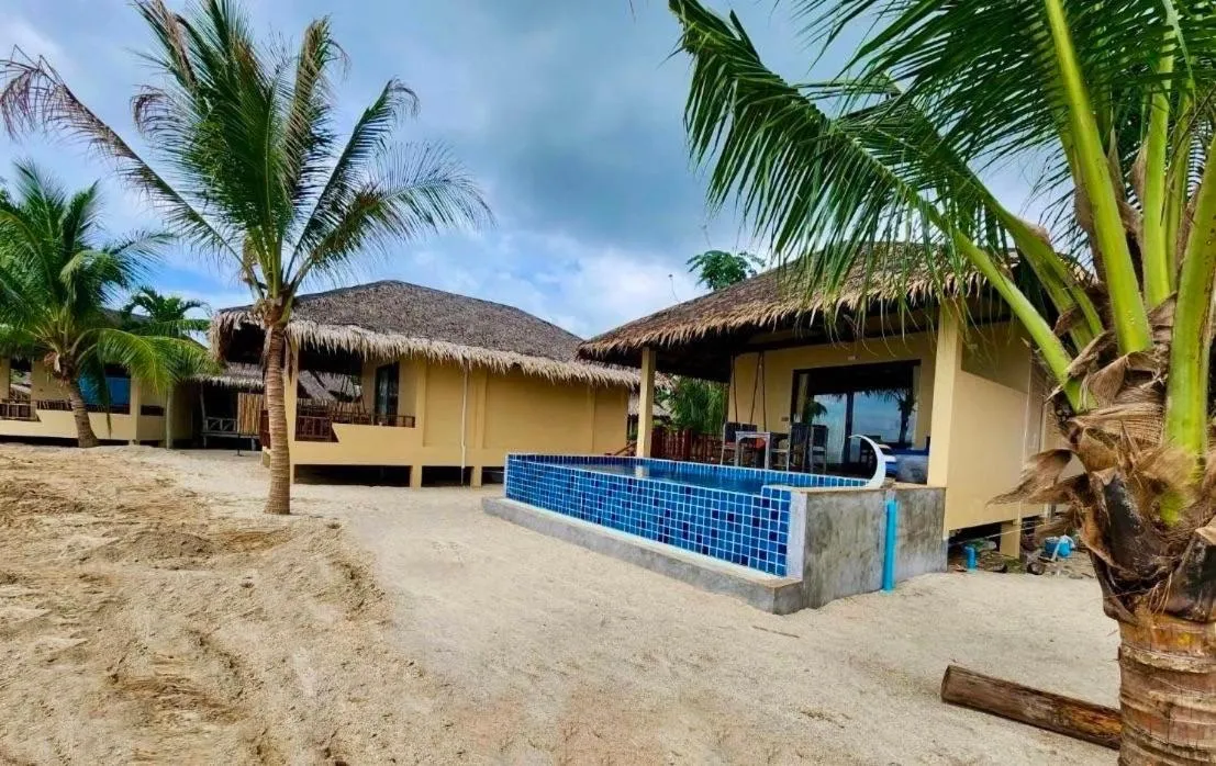 Swimming pool in Absolute Beachfront Resort