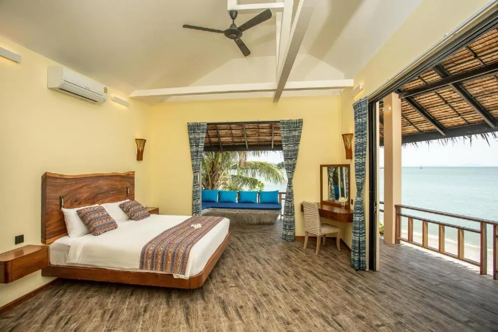 Bedroom, Bed in Absolute Beachfront Resort