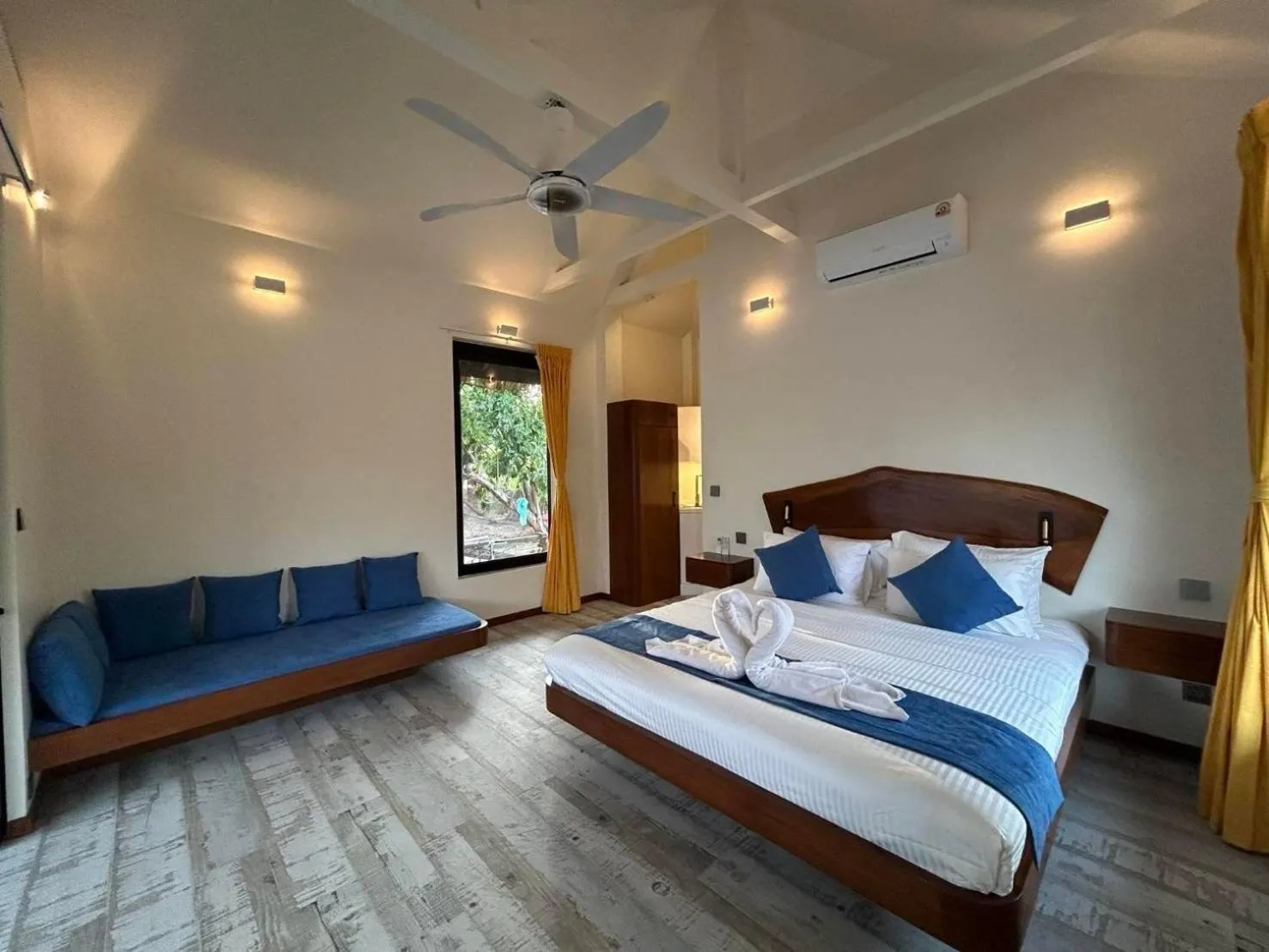 Bedroom, Bed in Absolute Beachfront Resort