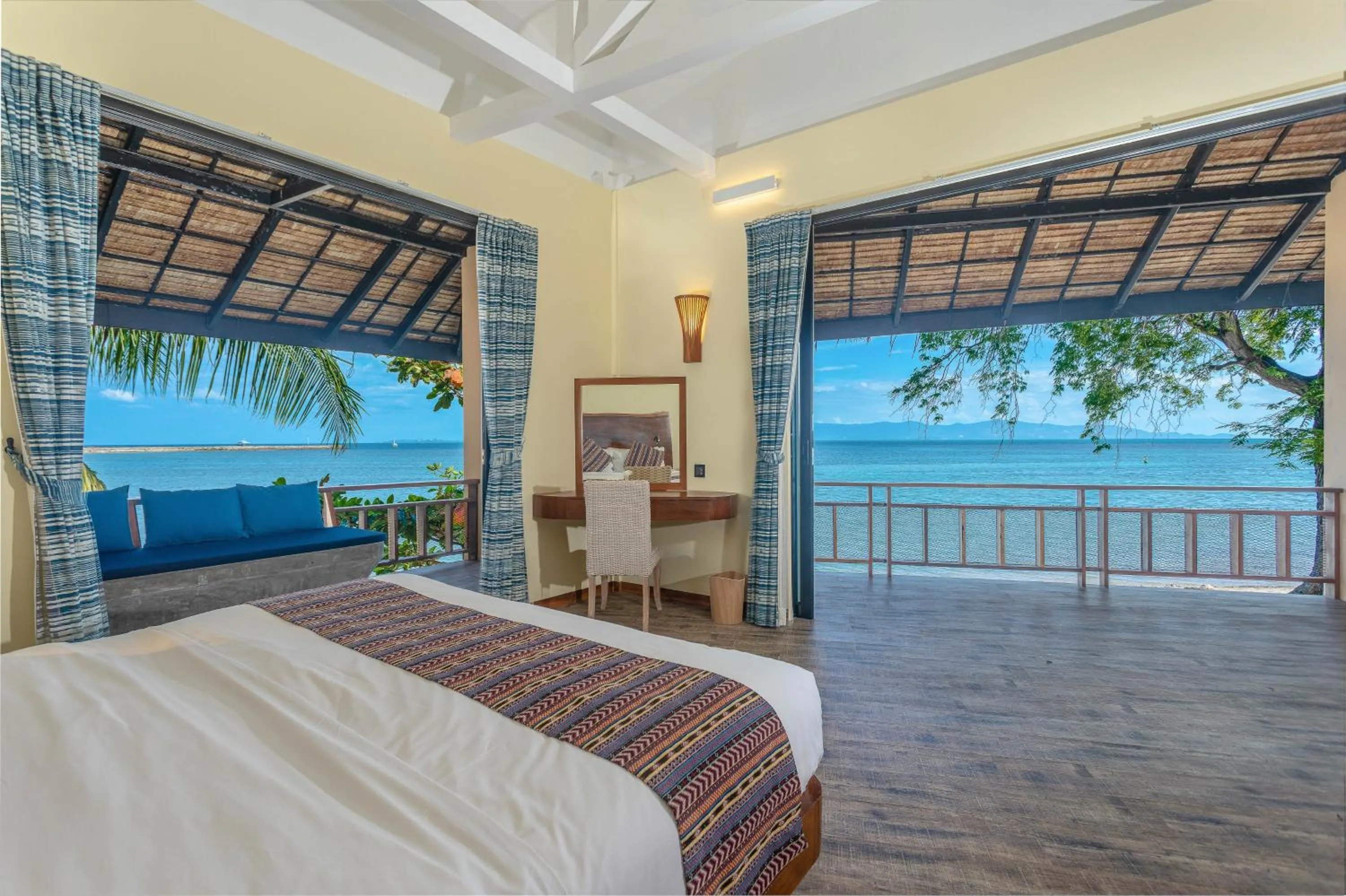 Sea view, Bed in Absolute Beachfront Resort