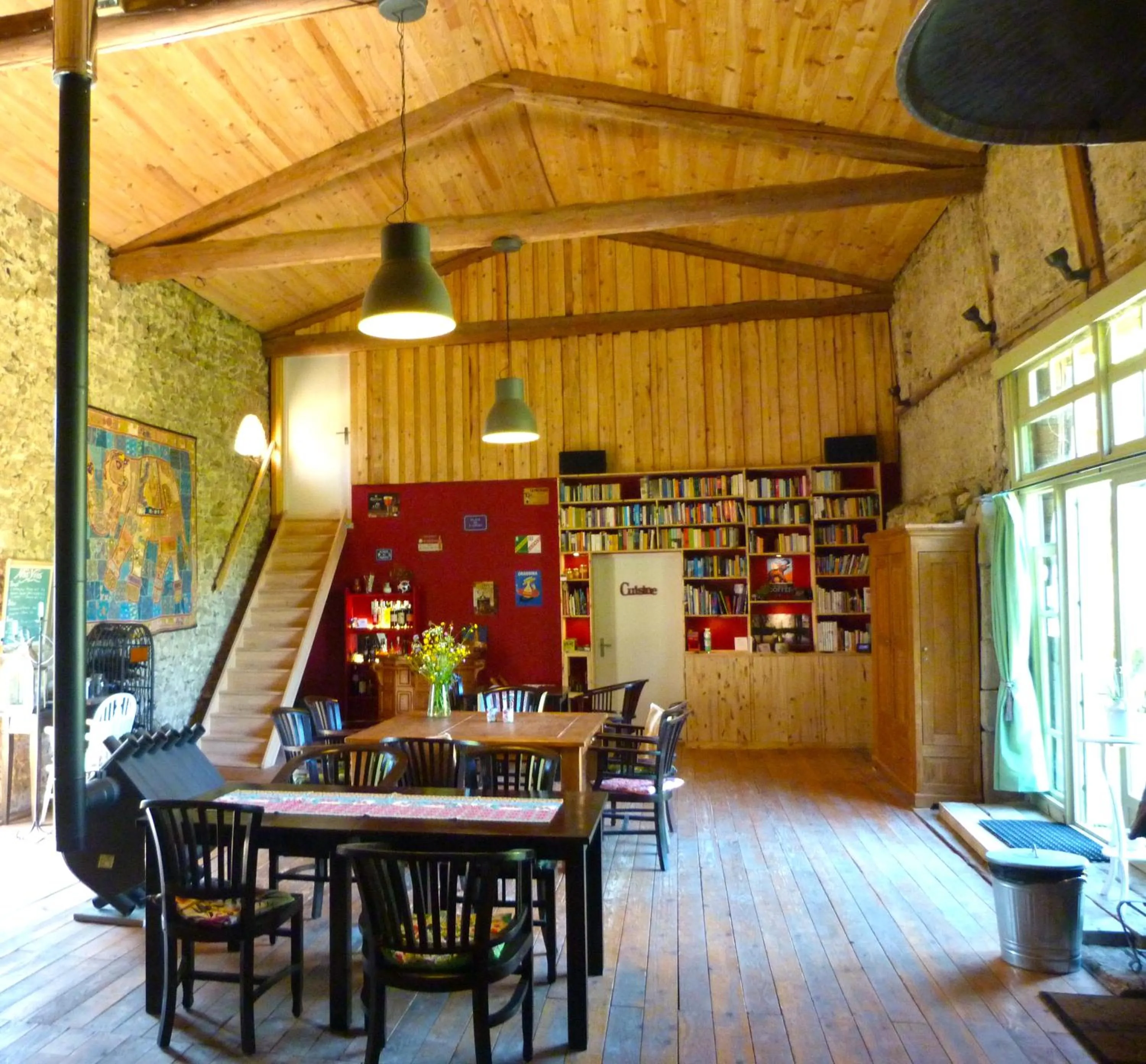 Library in Chambres d'Hôtes La Fougeraie