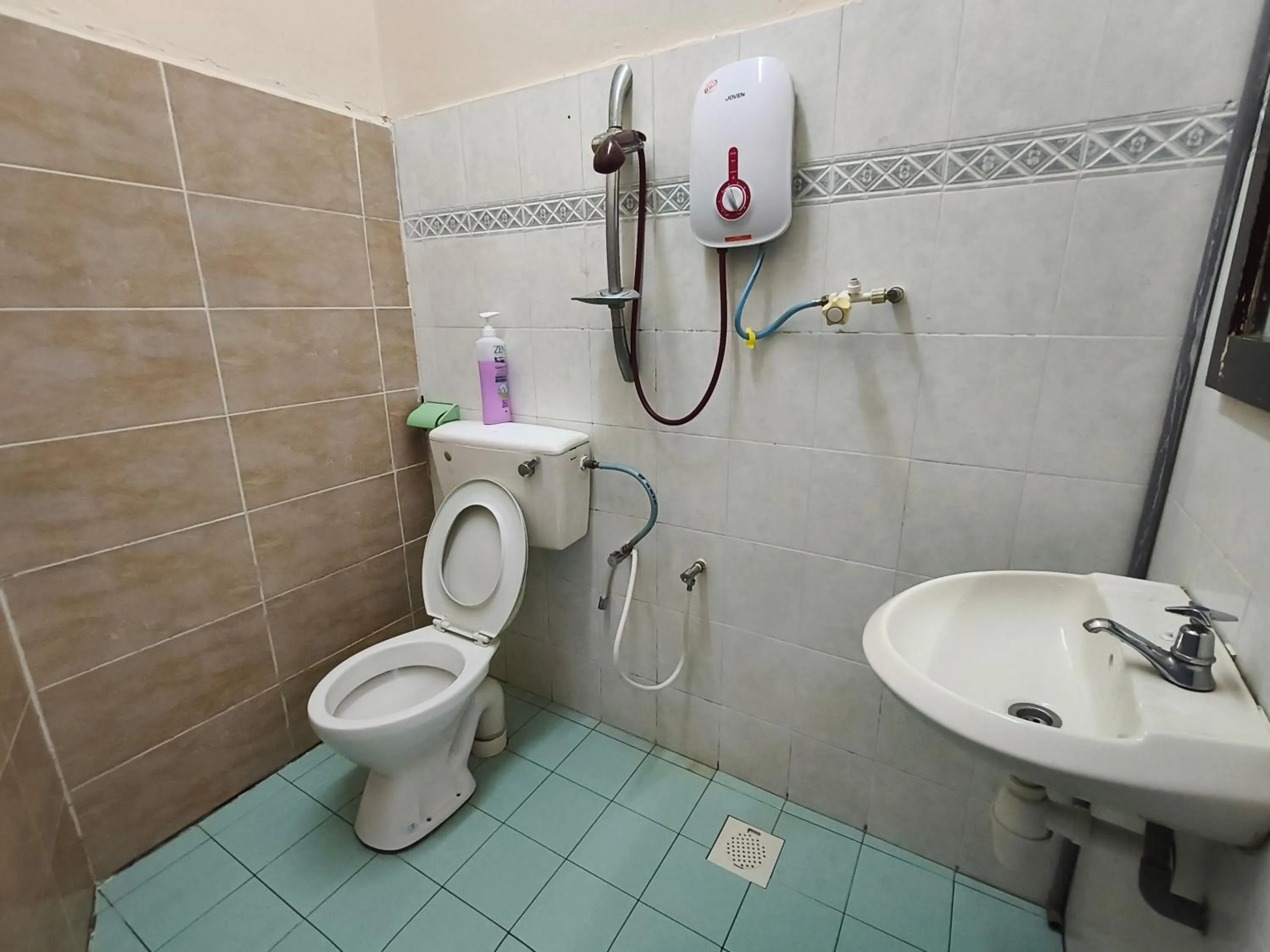 Toilet in Kota Lodge Guest House