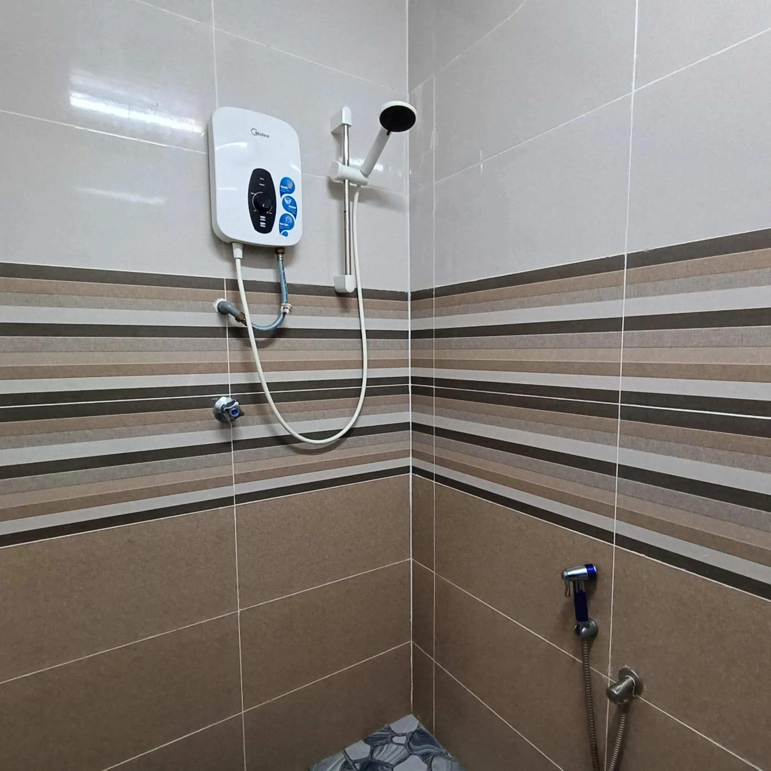 Shower in Kota Lodge Guest House
