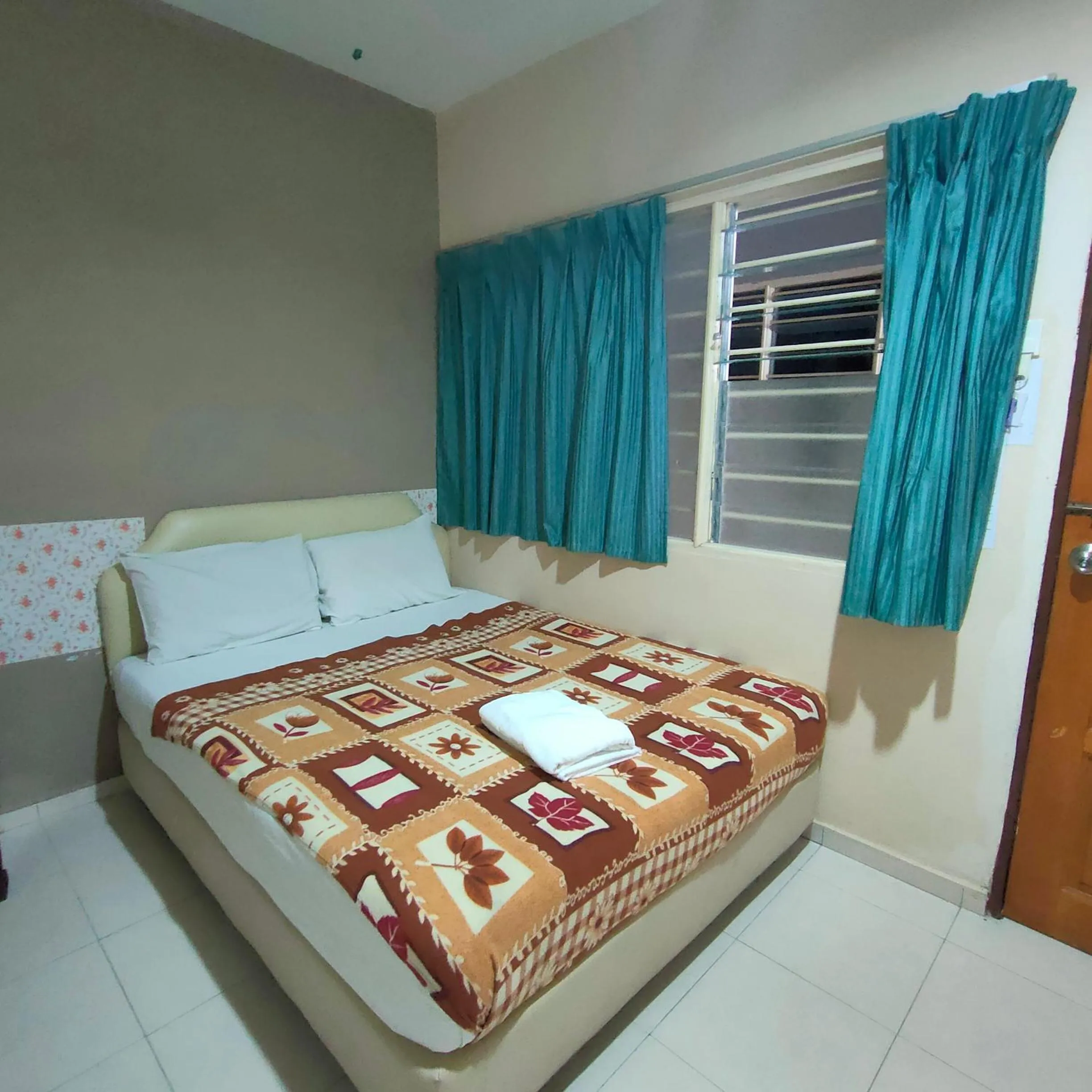 Bedroom, Bed in Kota Lodge Guest House