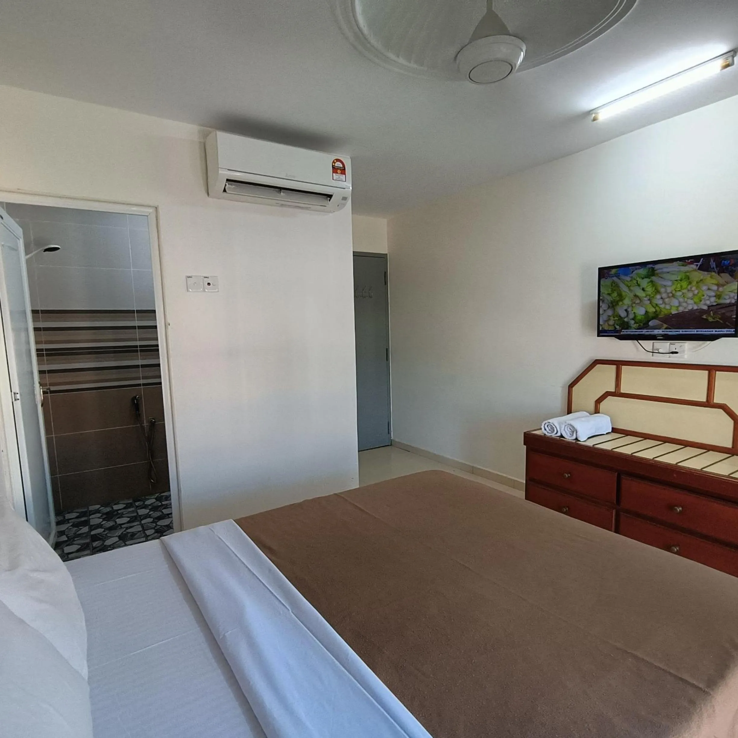 TV and multimedia, Bed in Kota Lodge Guest House
