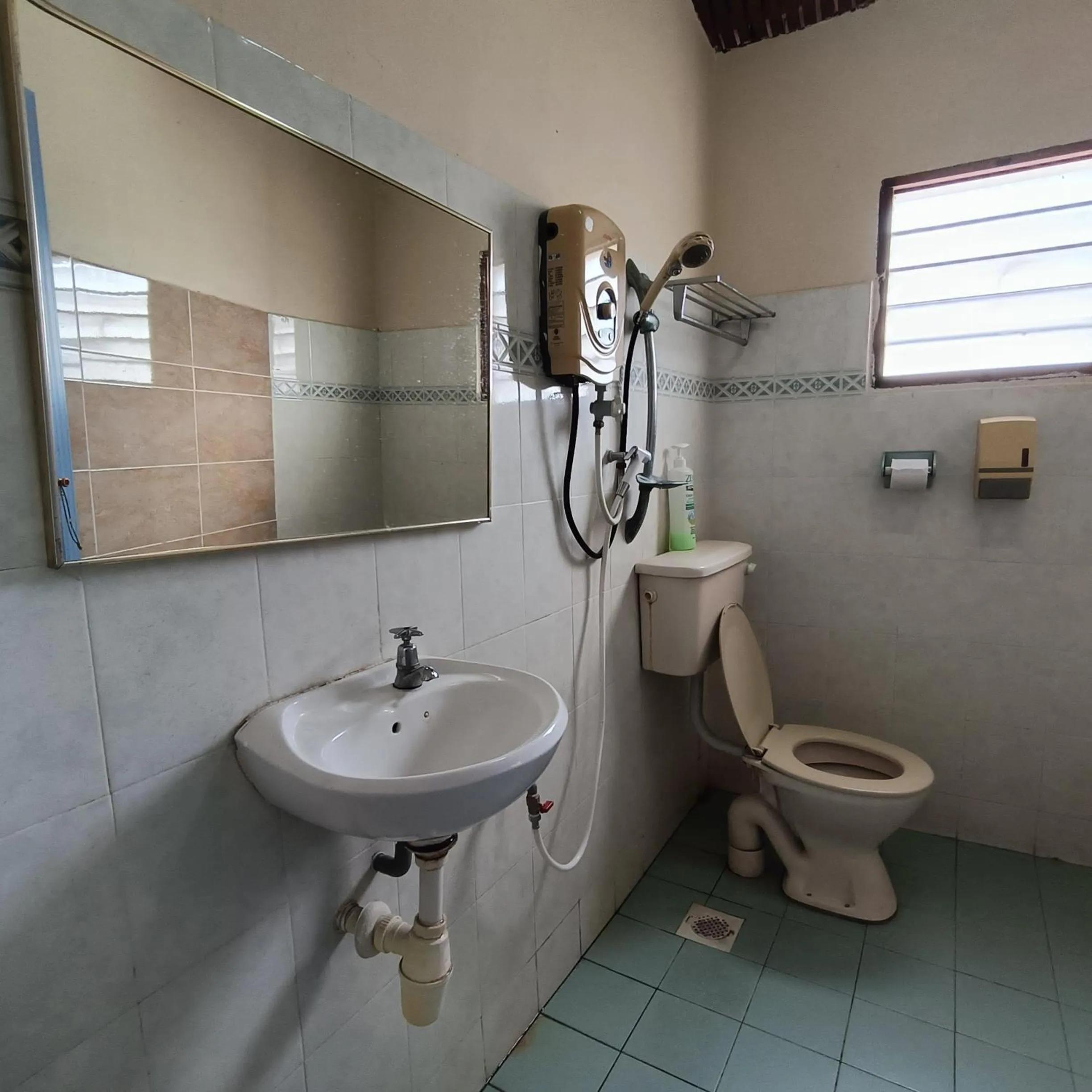 Shower in Kota Lodge Guest House