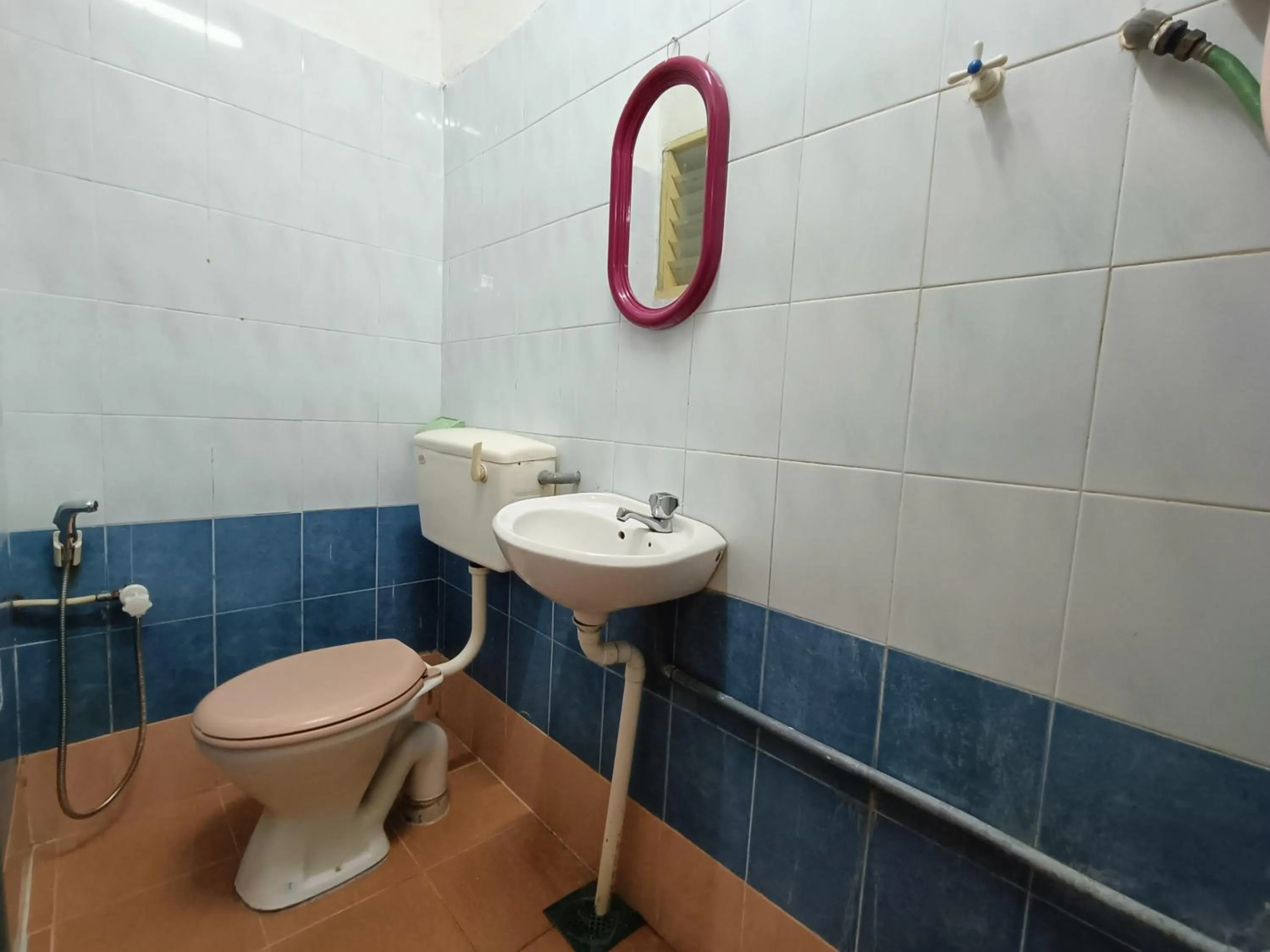 Bathroom in Kota Lodge Guest House