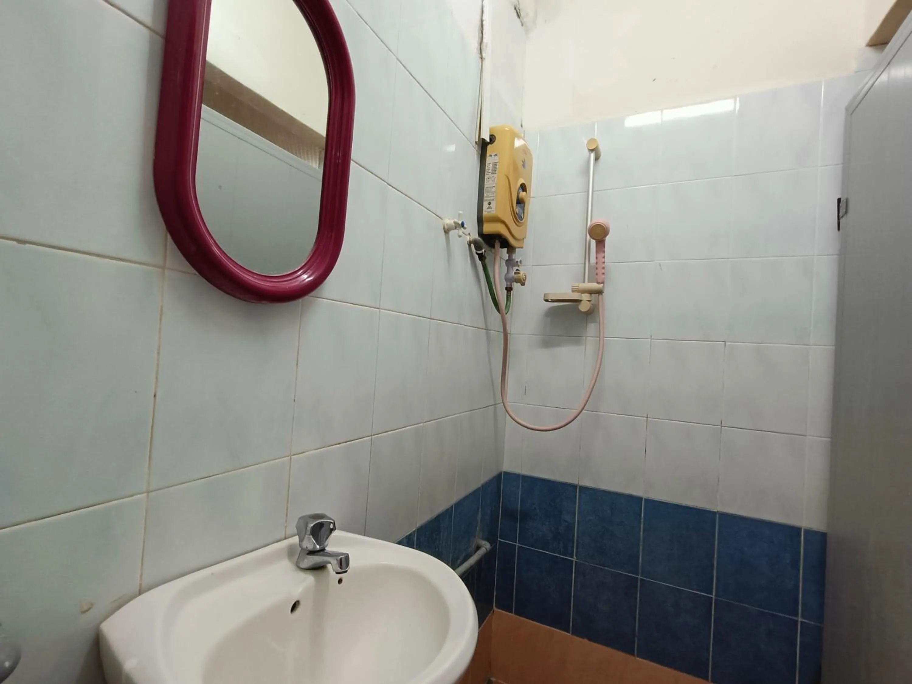 Bathroom in Kota Lodge Guest House