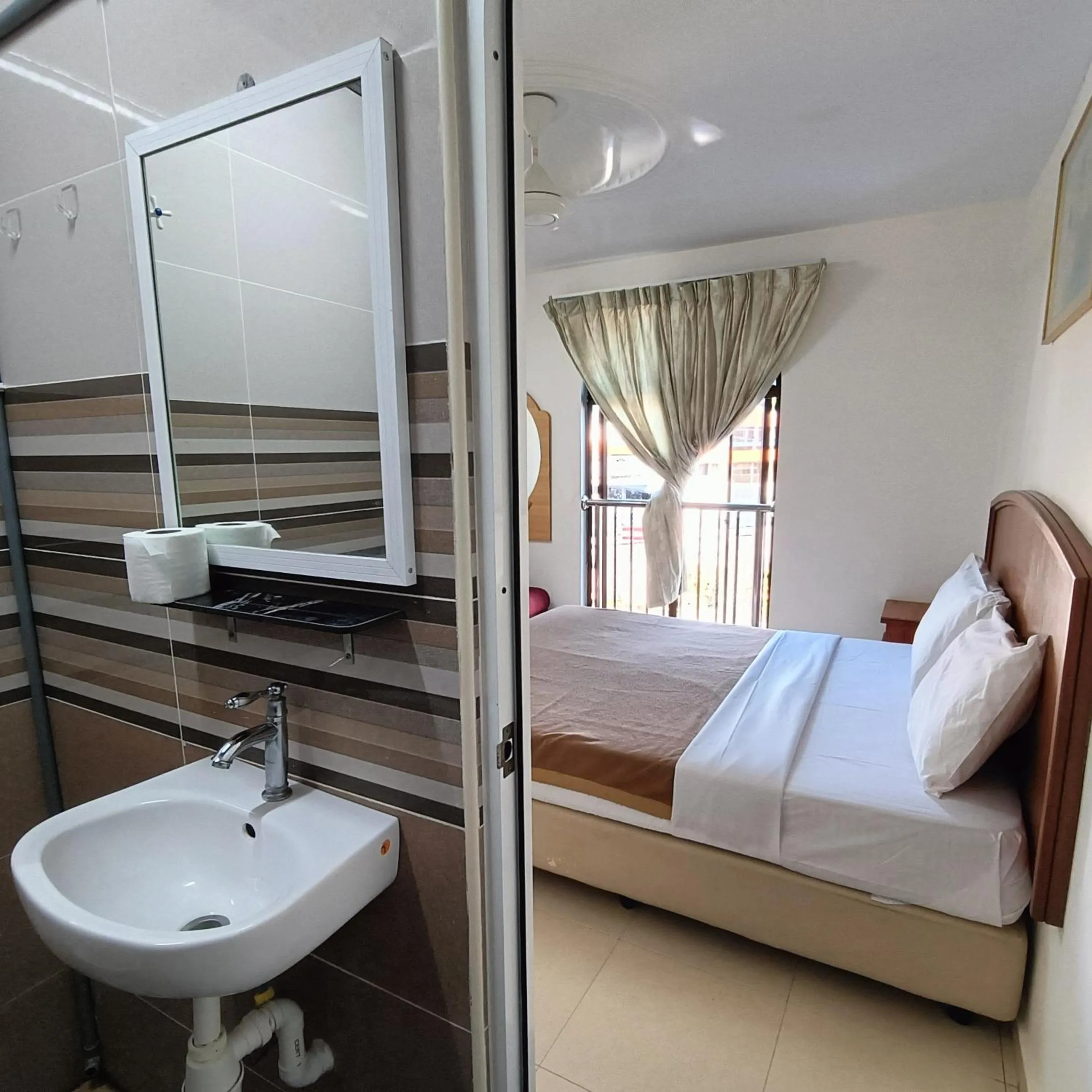 Bathroom, Bed in Kota Lodge Guest House