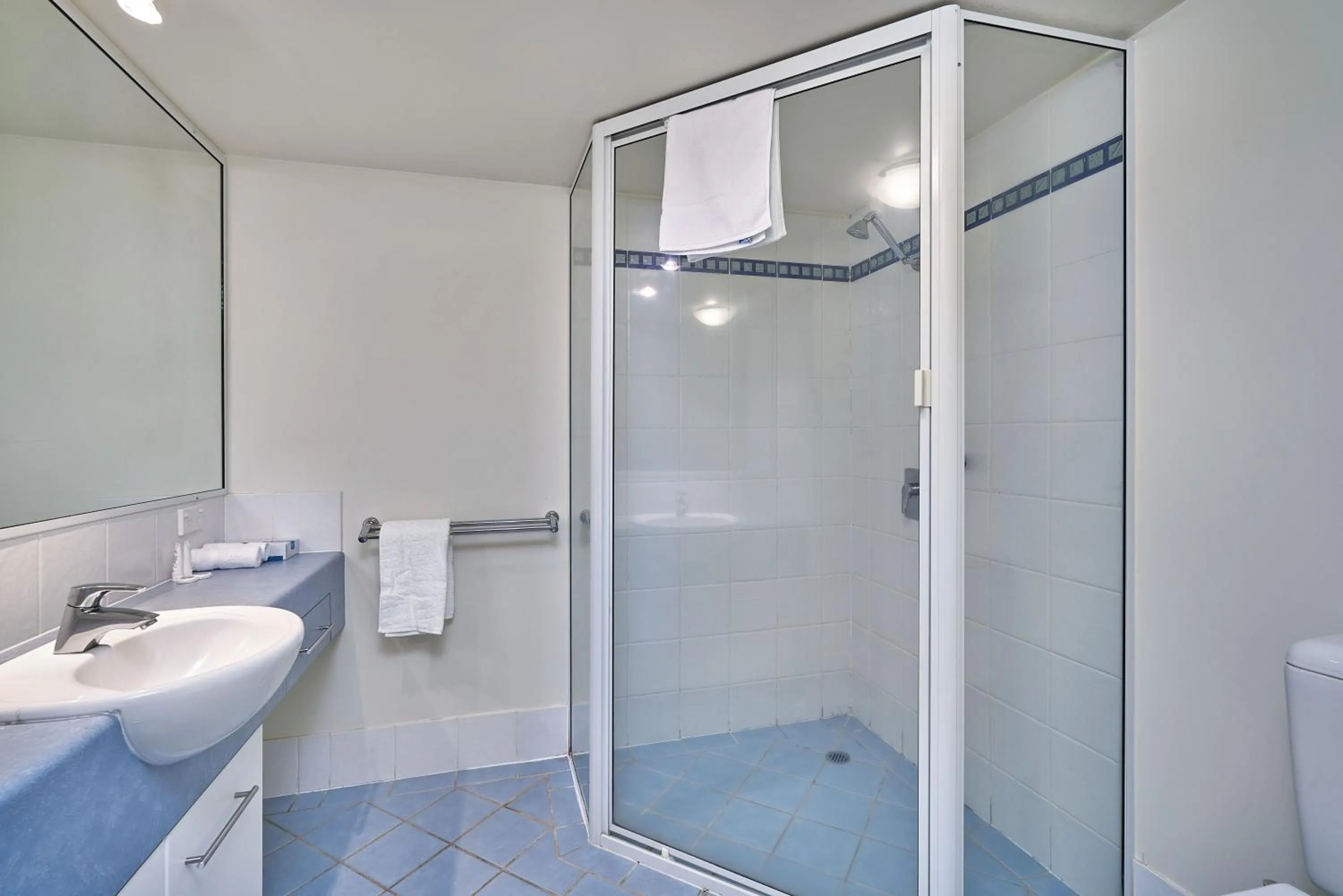 Bathroom in North Cove Waterfront Suites