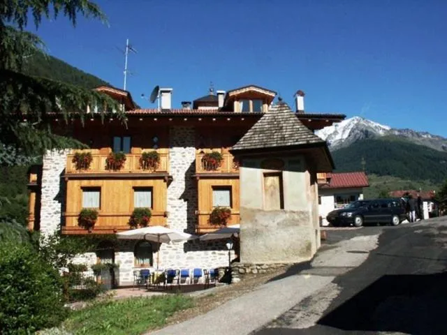 Facade/entrance in Hotel Chalet Genziana