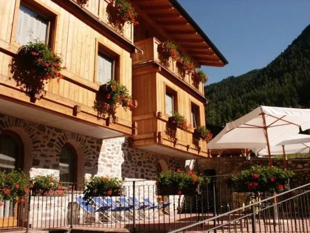 Facade/entrance in Hotel Chalet Genziana