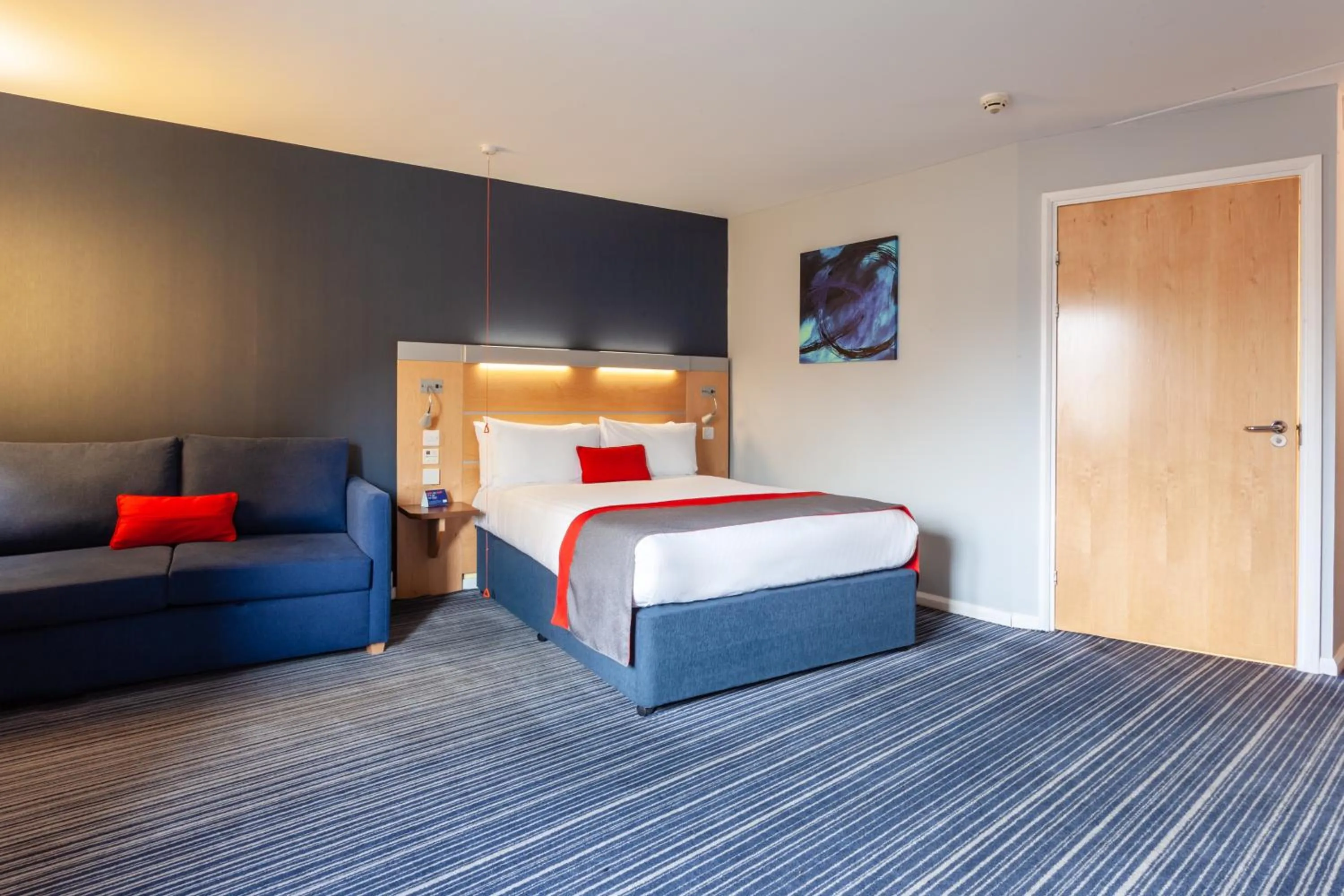 Bedroom, Bed in Holiday Inn Express Edinburgh – Royal Mile by IHG