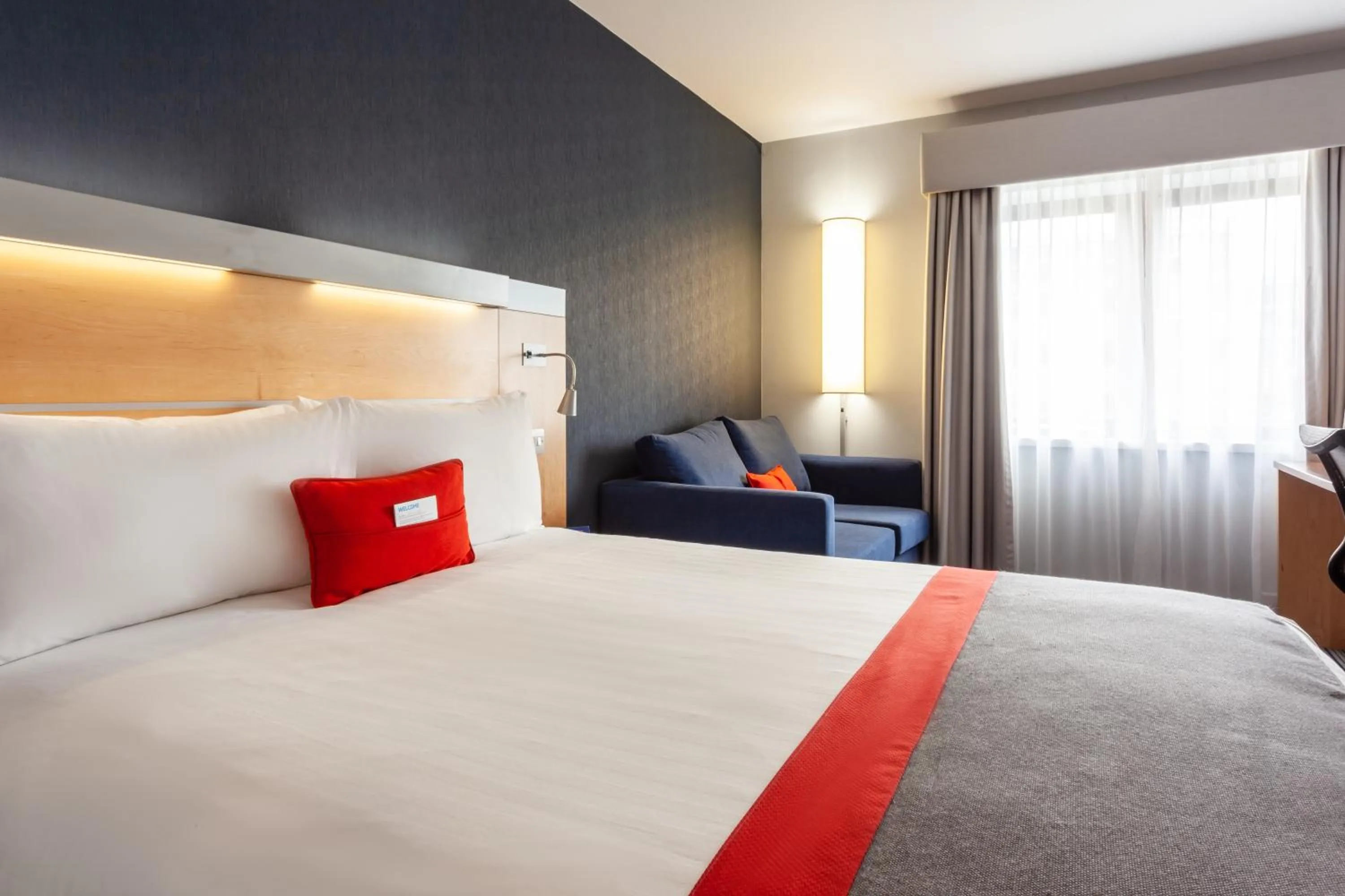 Bedroom, Bed in Holiday Inn Express Edinburgh – Royal Mile by IHG