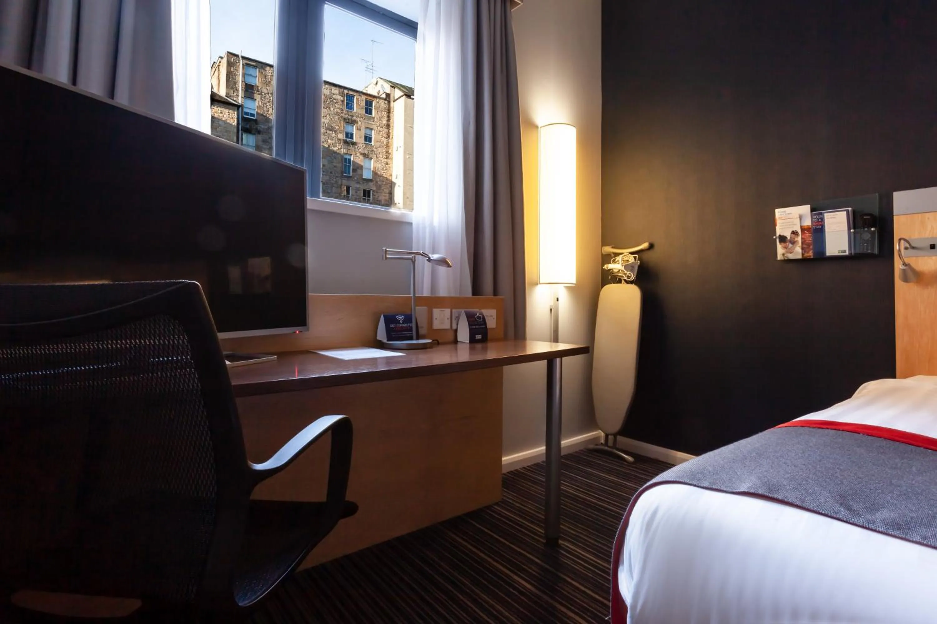 View (from property/room), Bed in Holiday Inn Express Edinburgh – Royal Mile by IHG