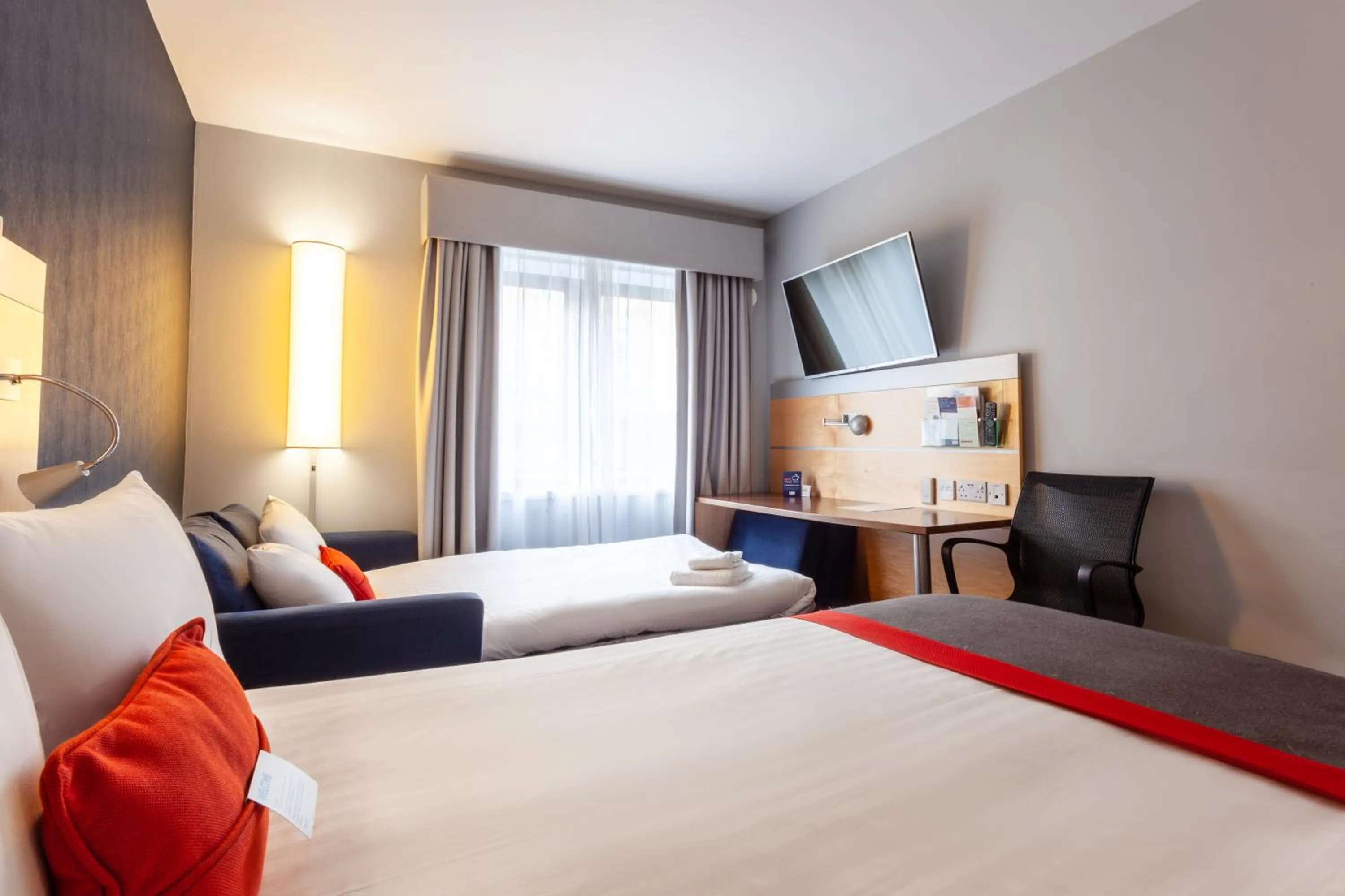 Bedroom, Bed in Holiday Inn Express Edinburgh – Royal Mile by IHG