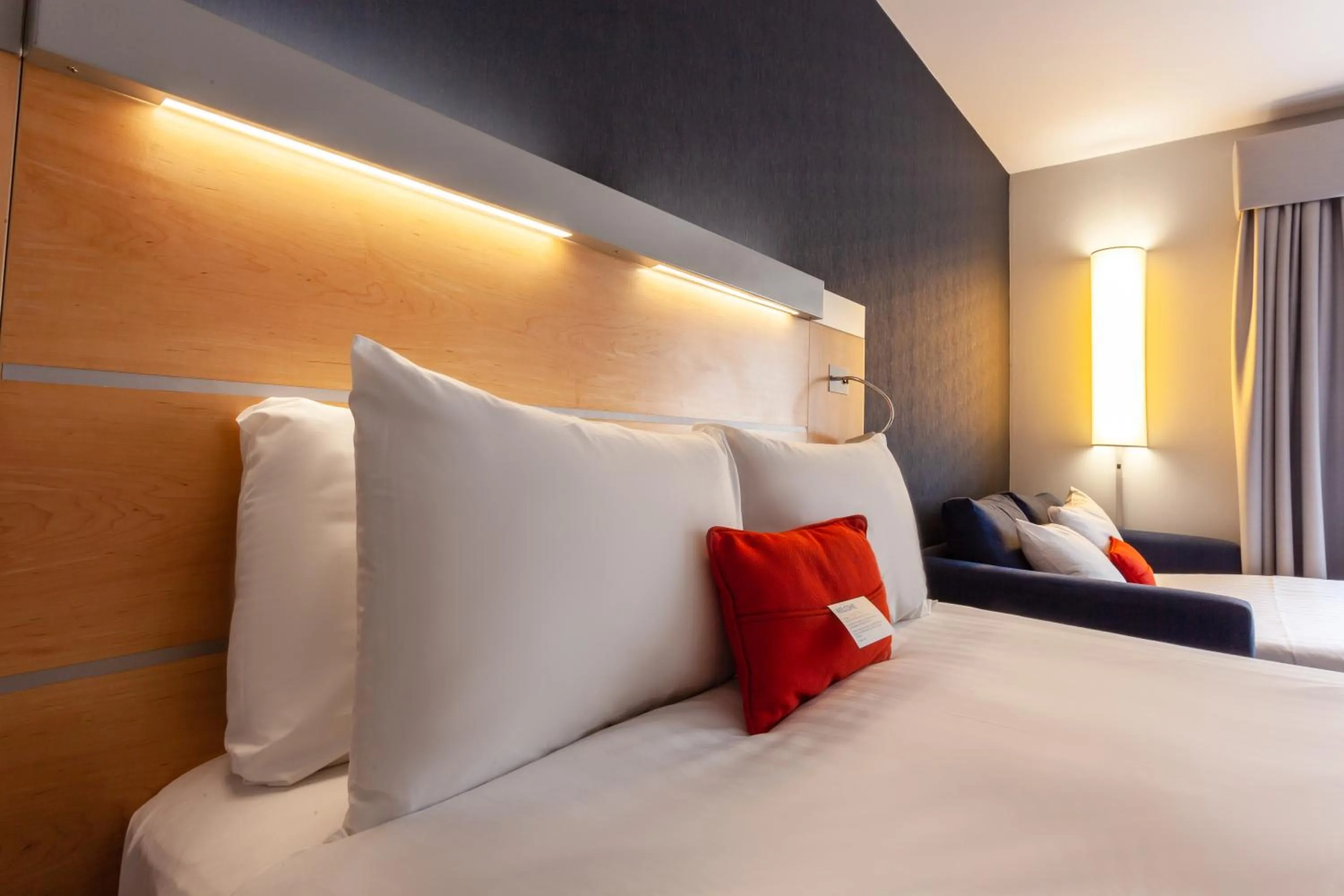 Bedroom, Bed in Holiday Inn Express Edinburgh – Royal Mile by IHG