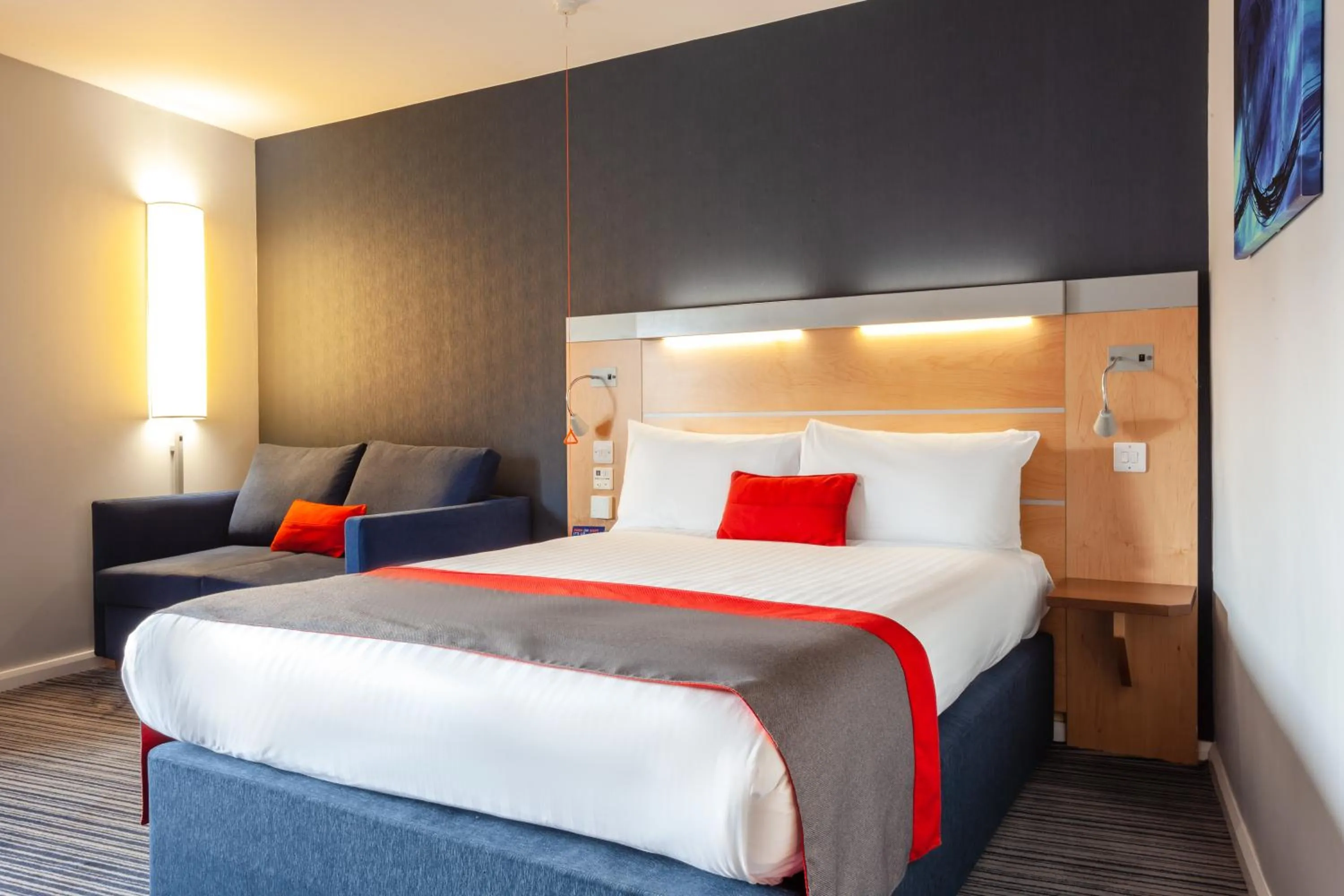 Bedroom, Bed in Holiday Inn Express Edinburgh – Royal Mile by IHG