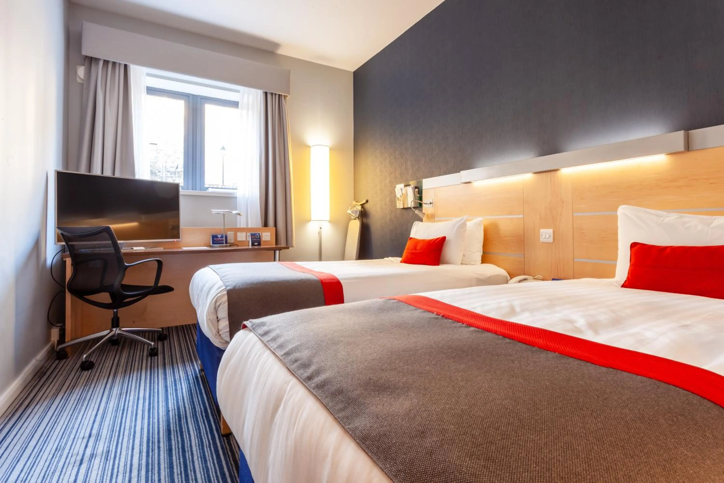 Bedroom, Bed in Holiday Inn Express Edinburgh – Royal Mile by IHG