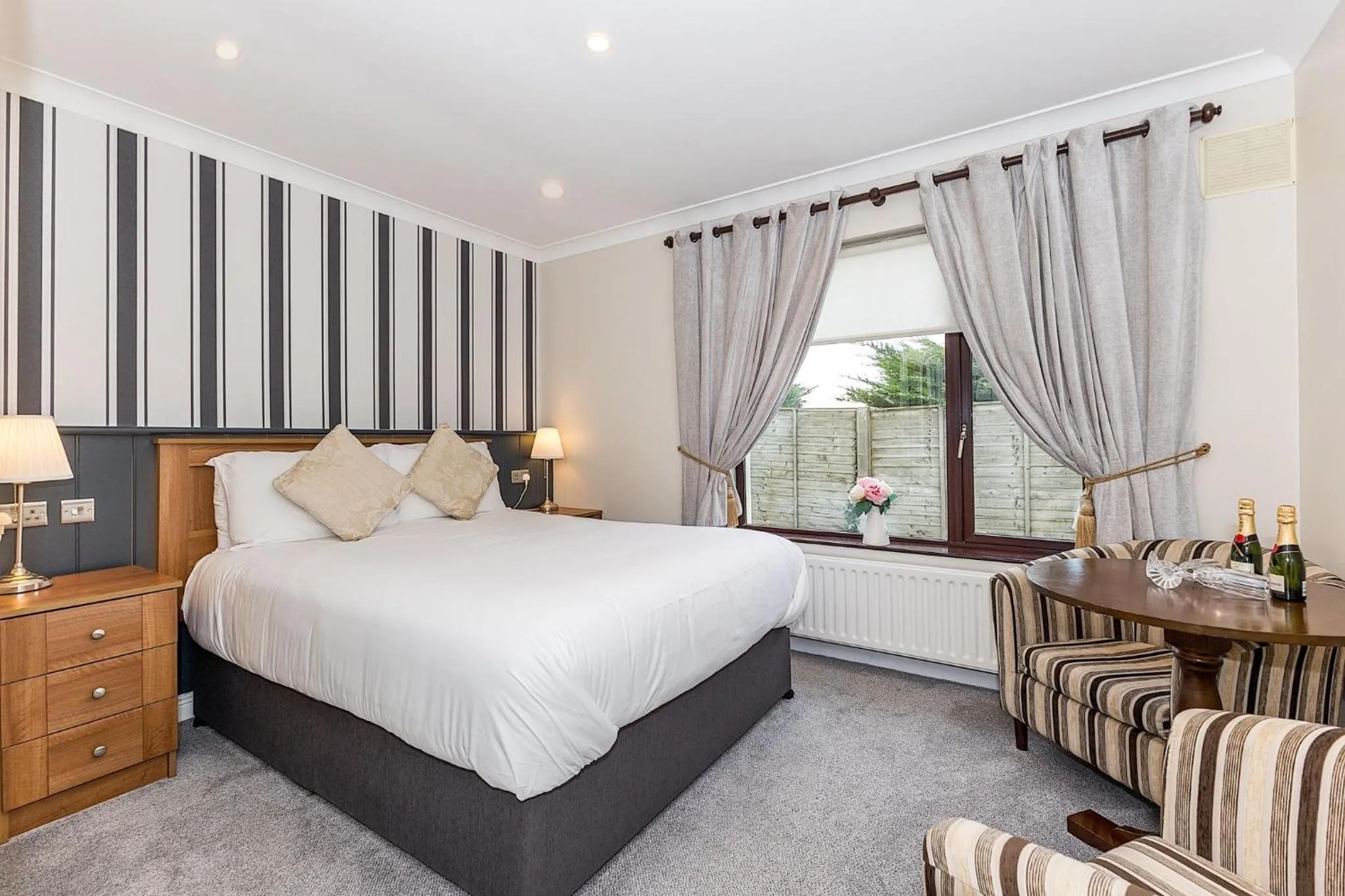 Bedroom, Bed in Hillview House