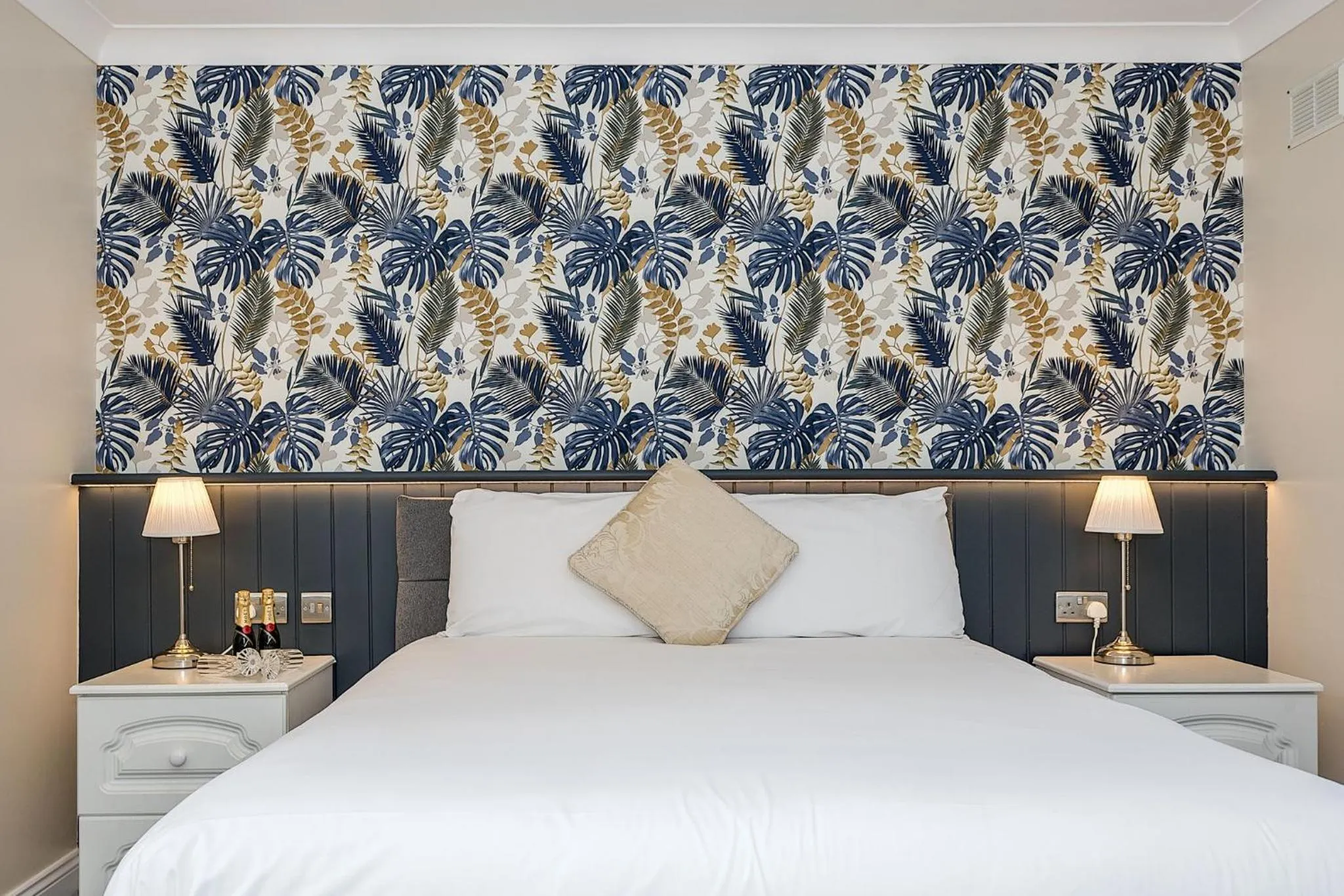 Photo of the whole room, Bed in Hillview House