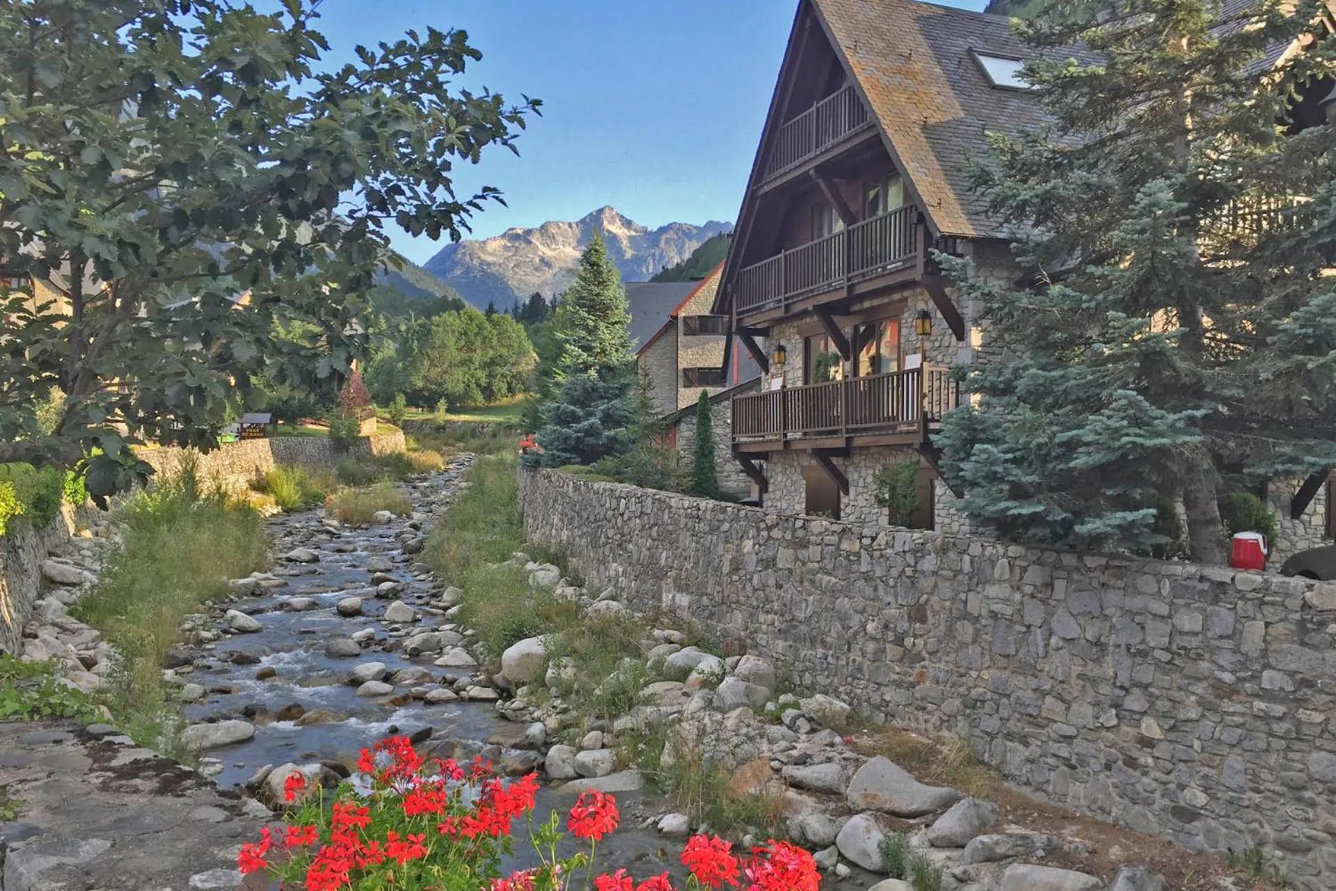 Nearby landmark in Apartamentos SNÖ Mont Romies Unhola