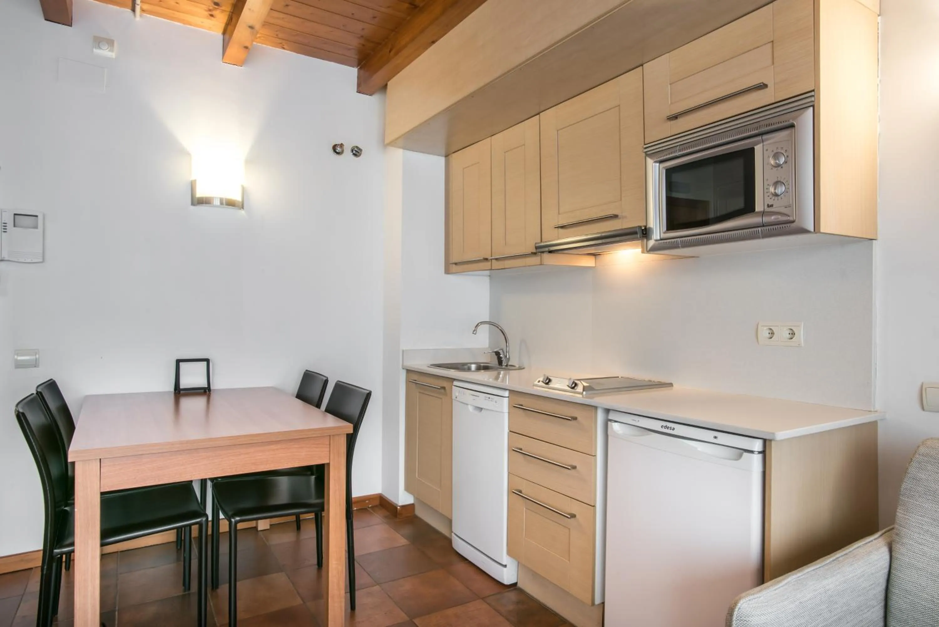 Kitchen or kitchenette in Apartamentos SNÖ Mont Romies Unhola