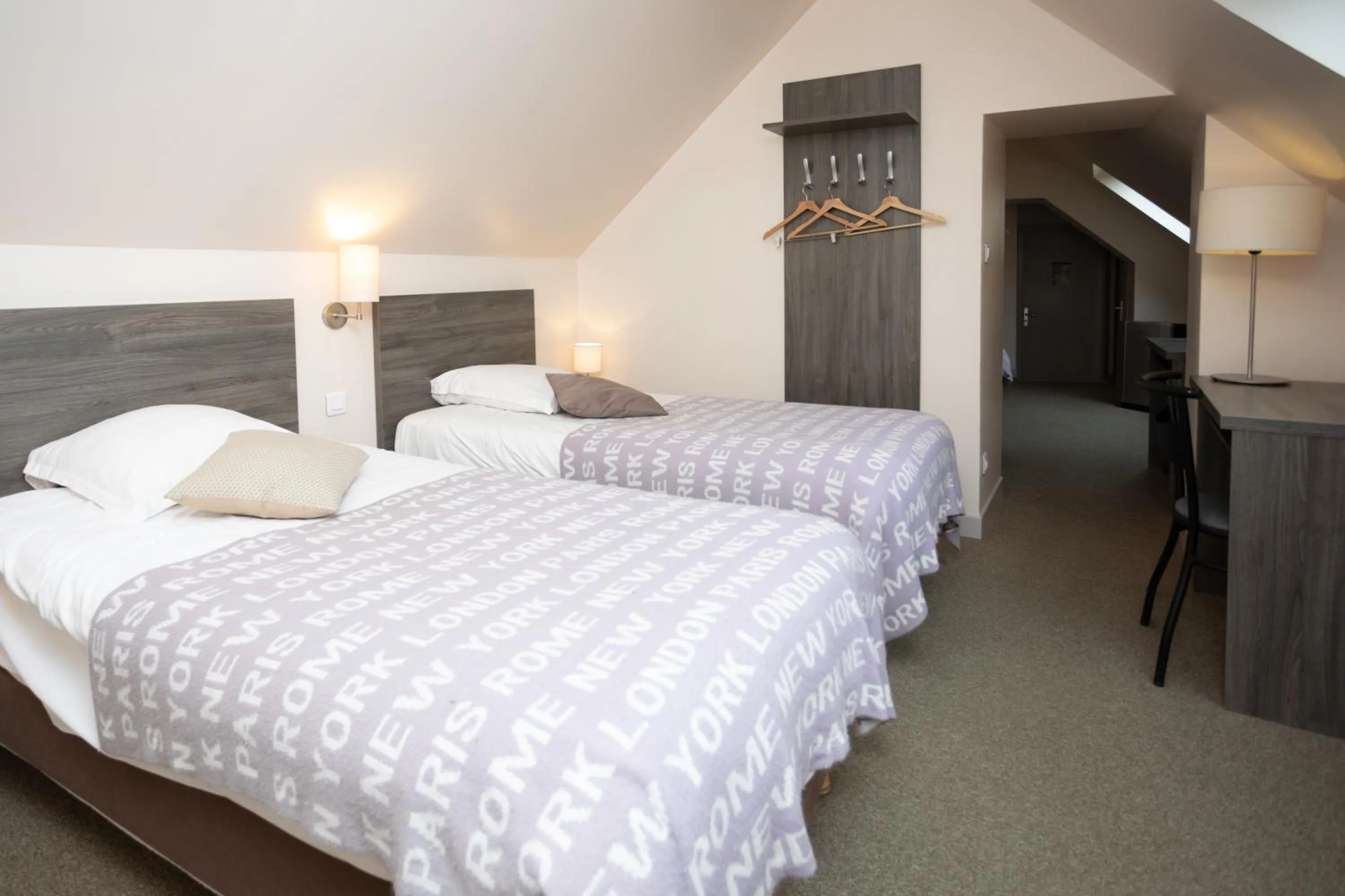 Bed in Logis-Hôtel & Restaurant LE CARNOT