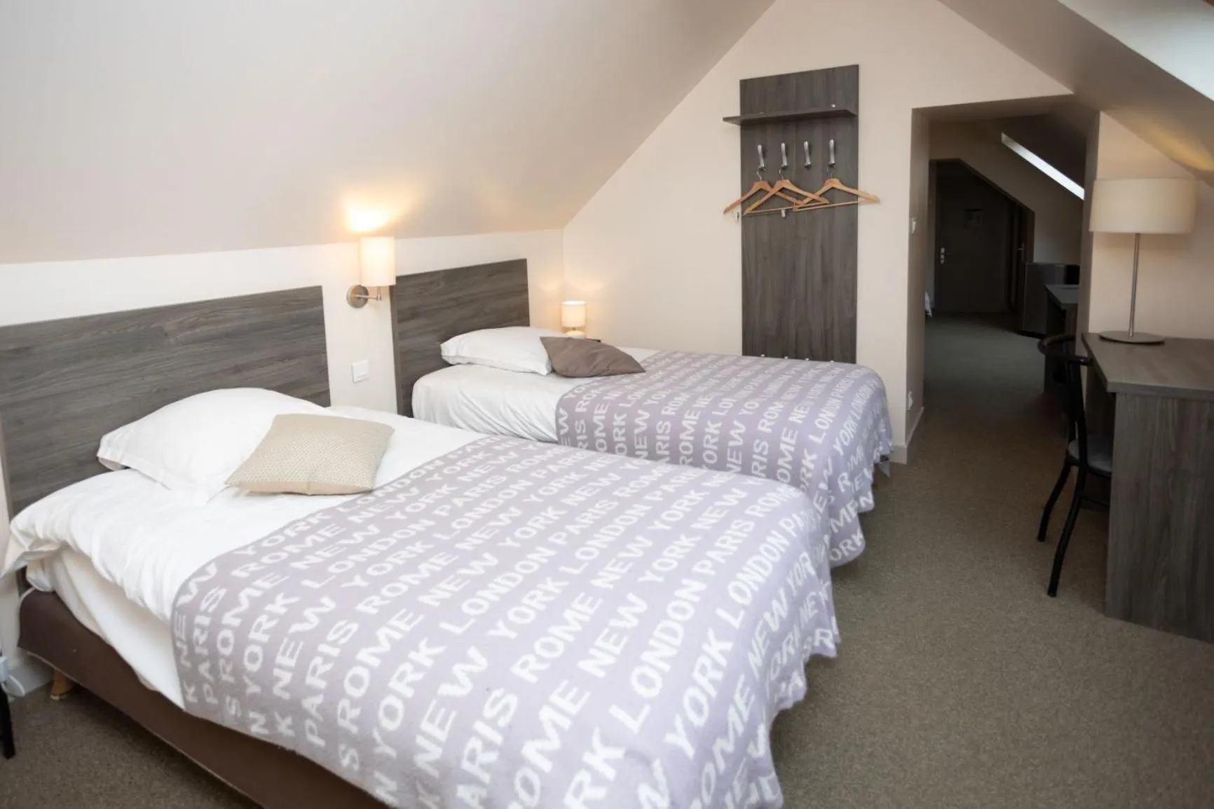 Bed in Logis-Hôtel & Restaurant LE CARNOT