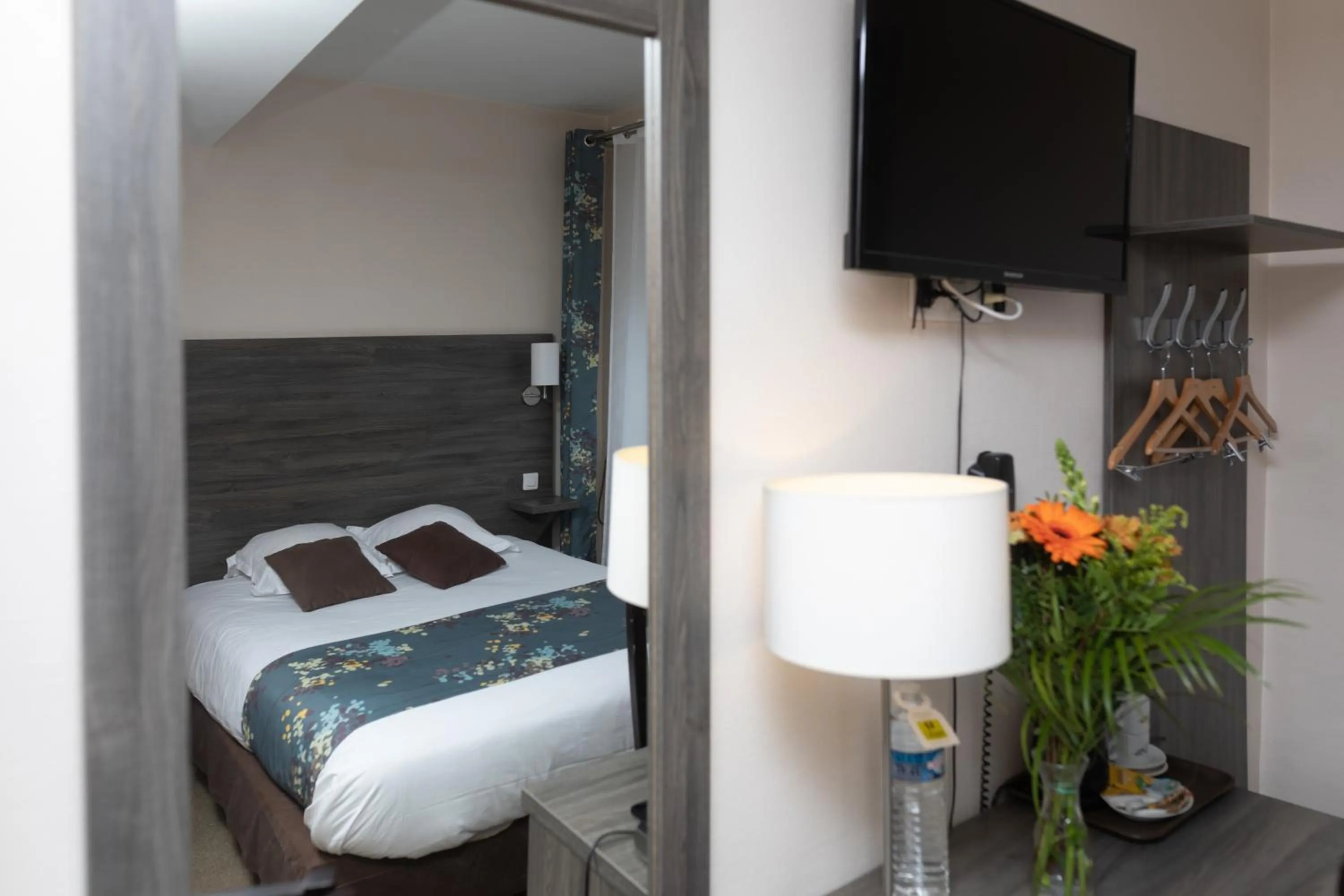 Bed in Logis-Hôtel & Restaurant LE CARNOT