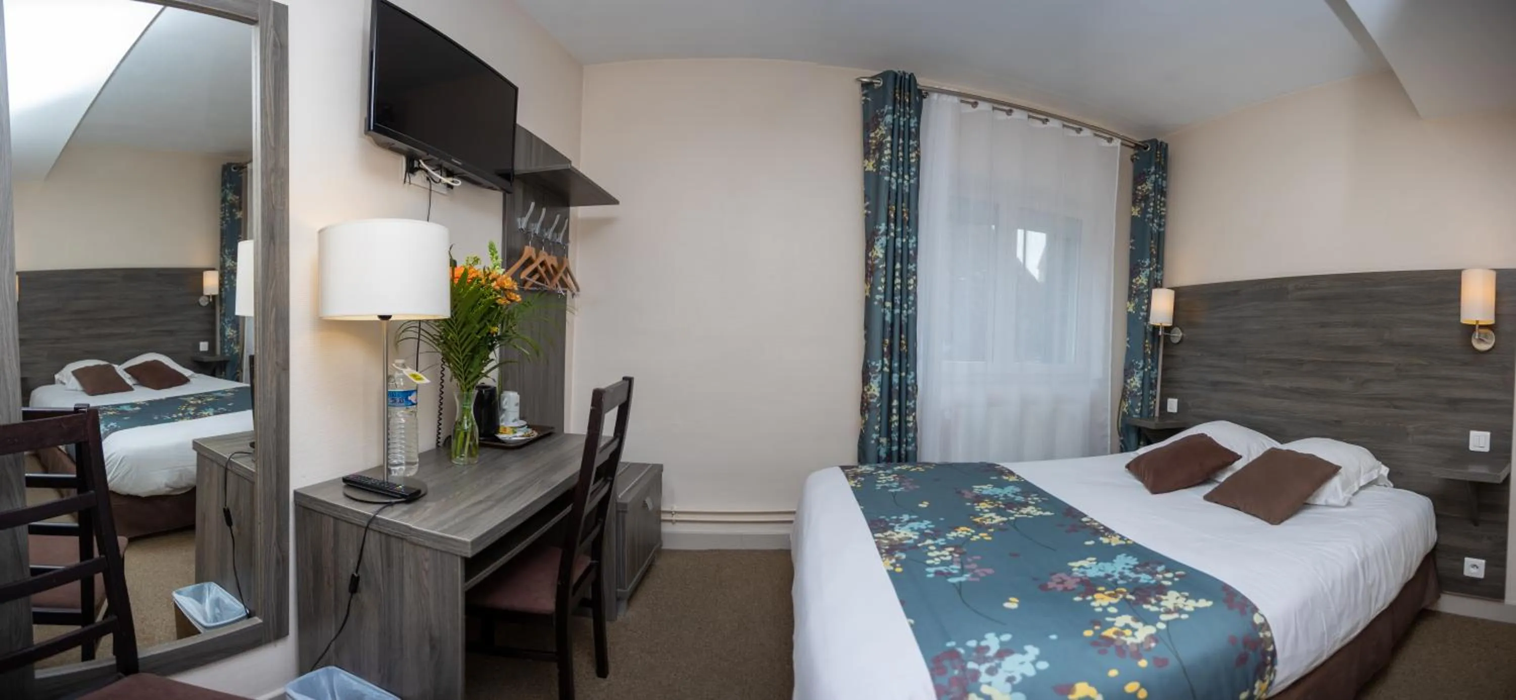 Bed in Logis-Hôtel & Restaurant LE CARNOT