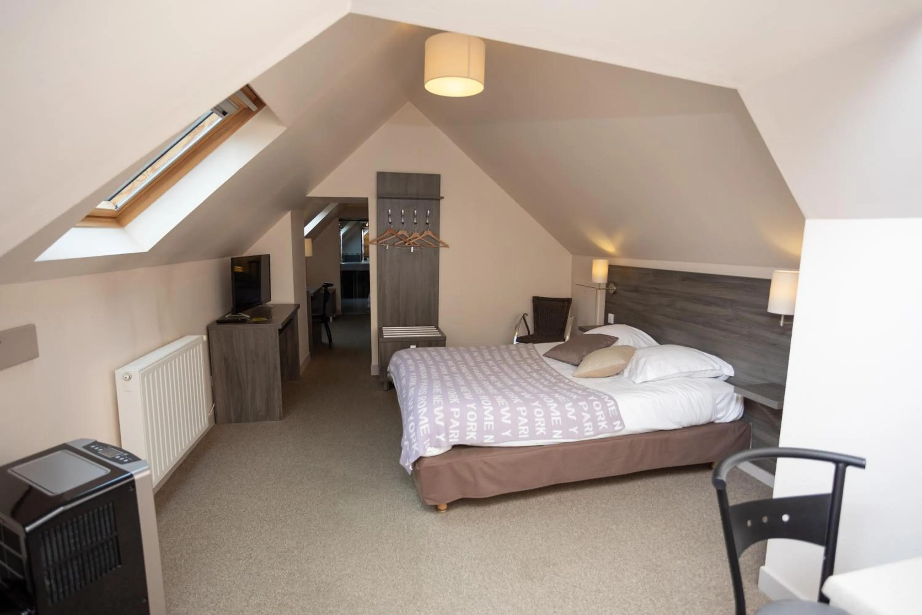 Bed in Logis-Hôtel & Restaurant LE CARNOT