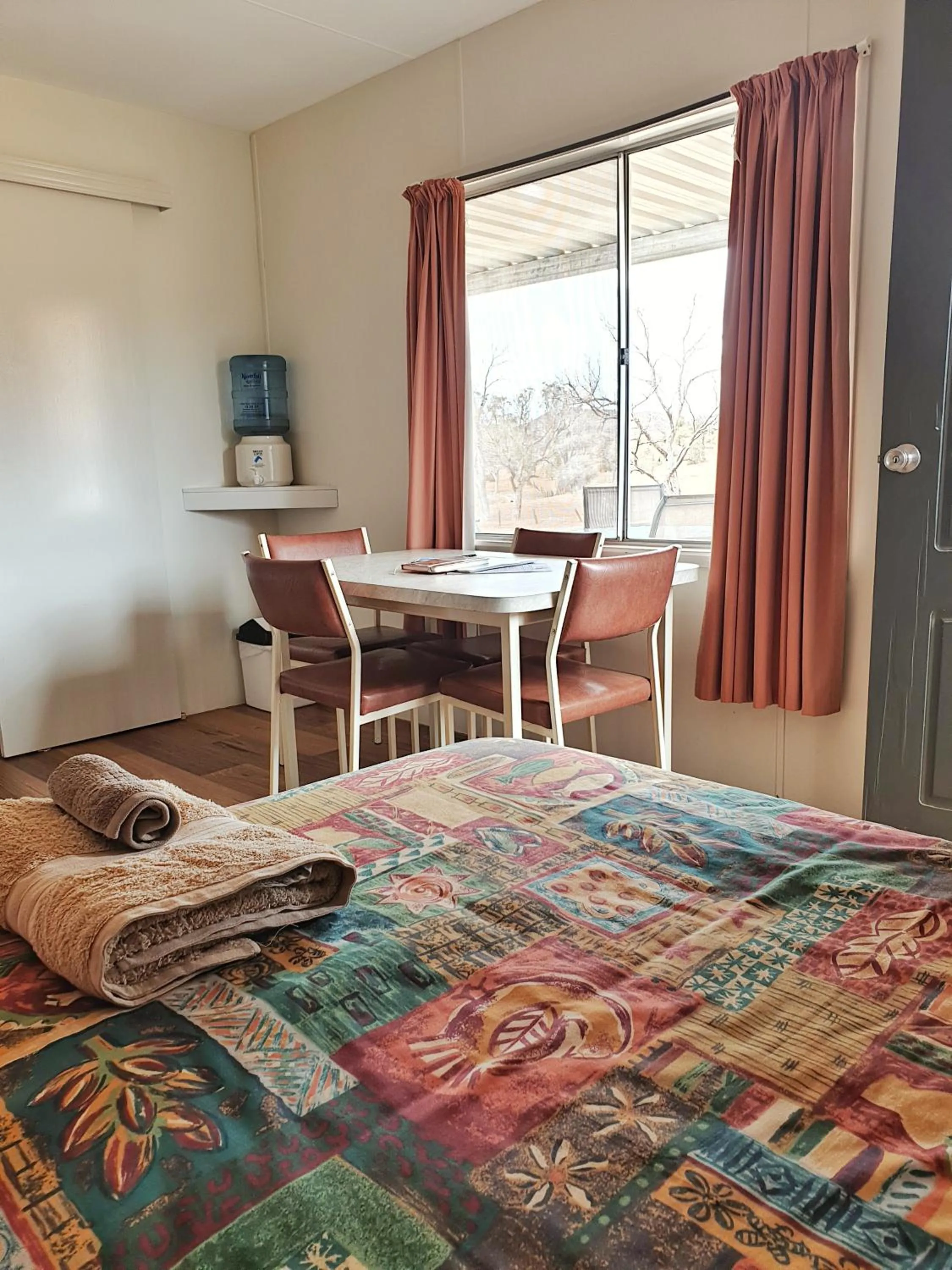 Dining area, Bed in Skytrek Willow Springs Station