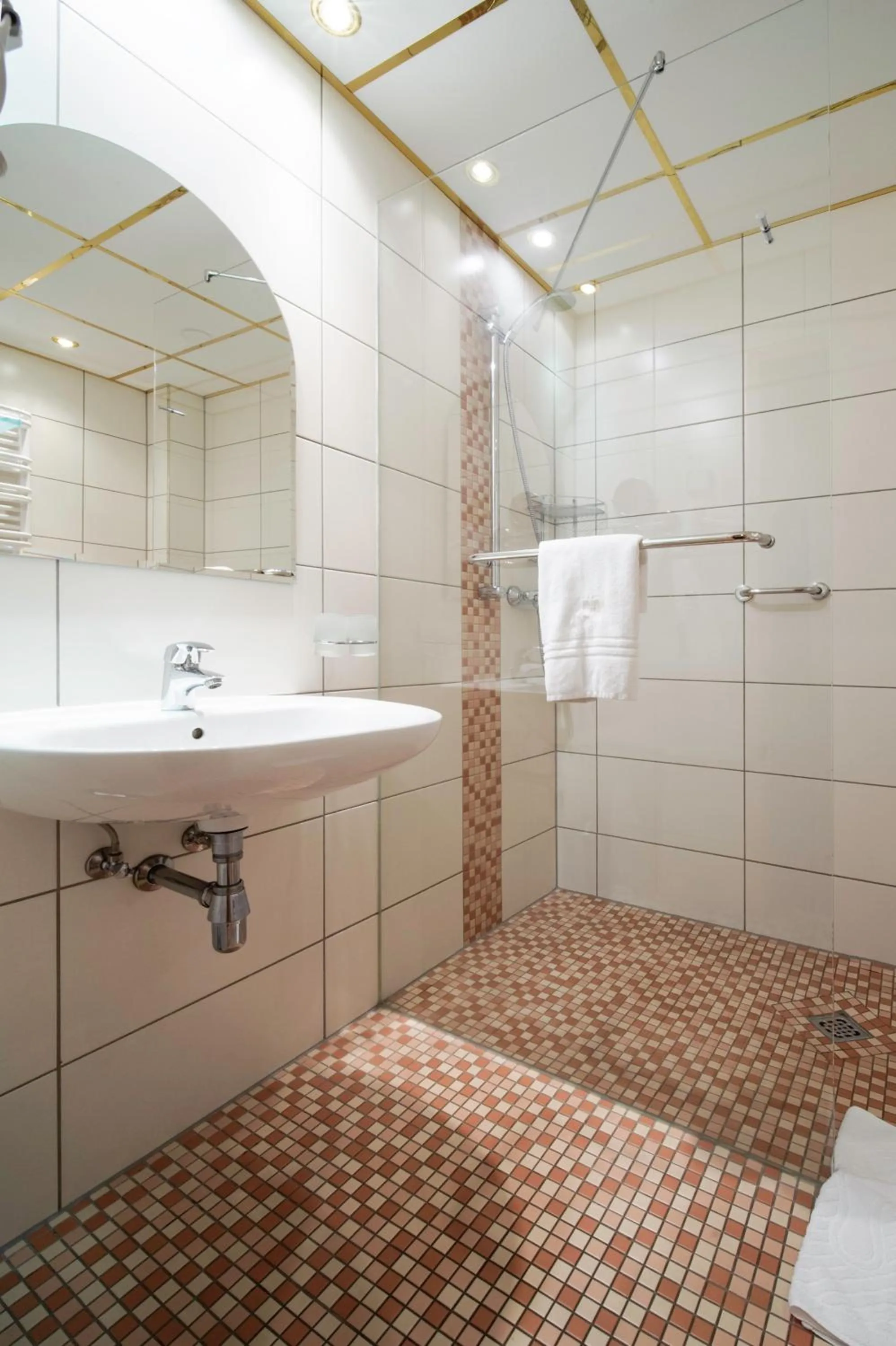 Shower in SkyHotelGwarna