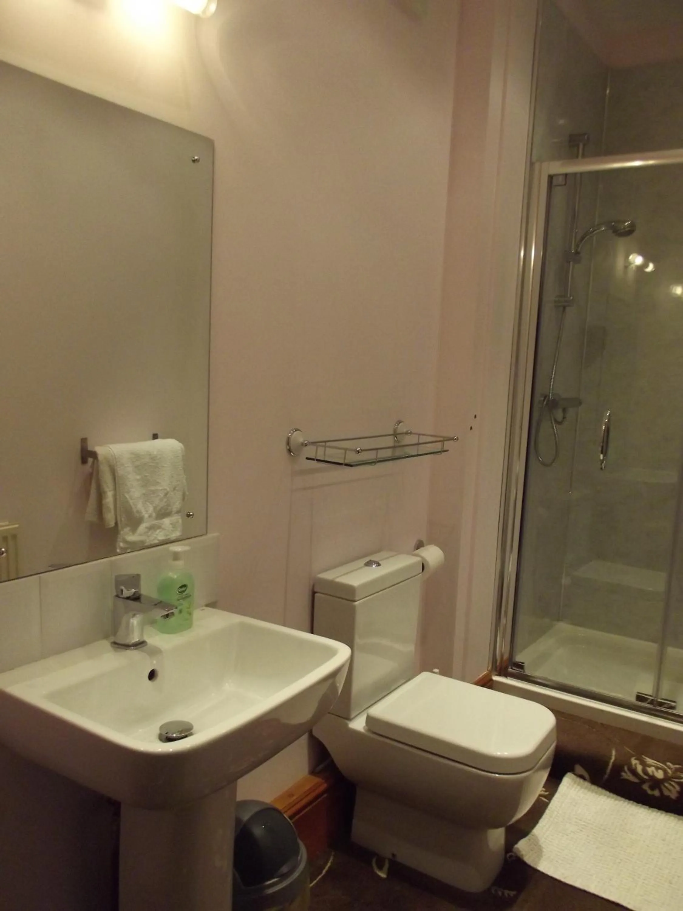 Bathroom in Oakfield Lodge Guest House Stockport