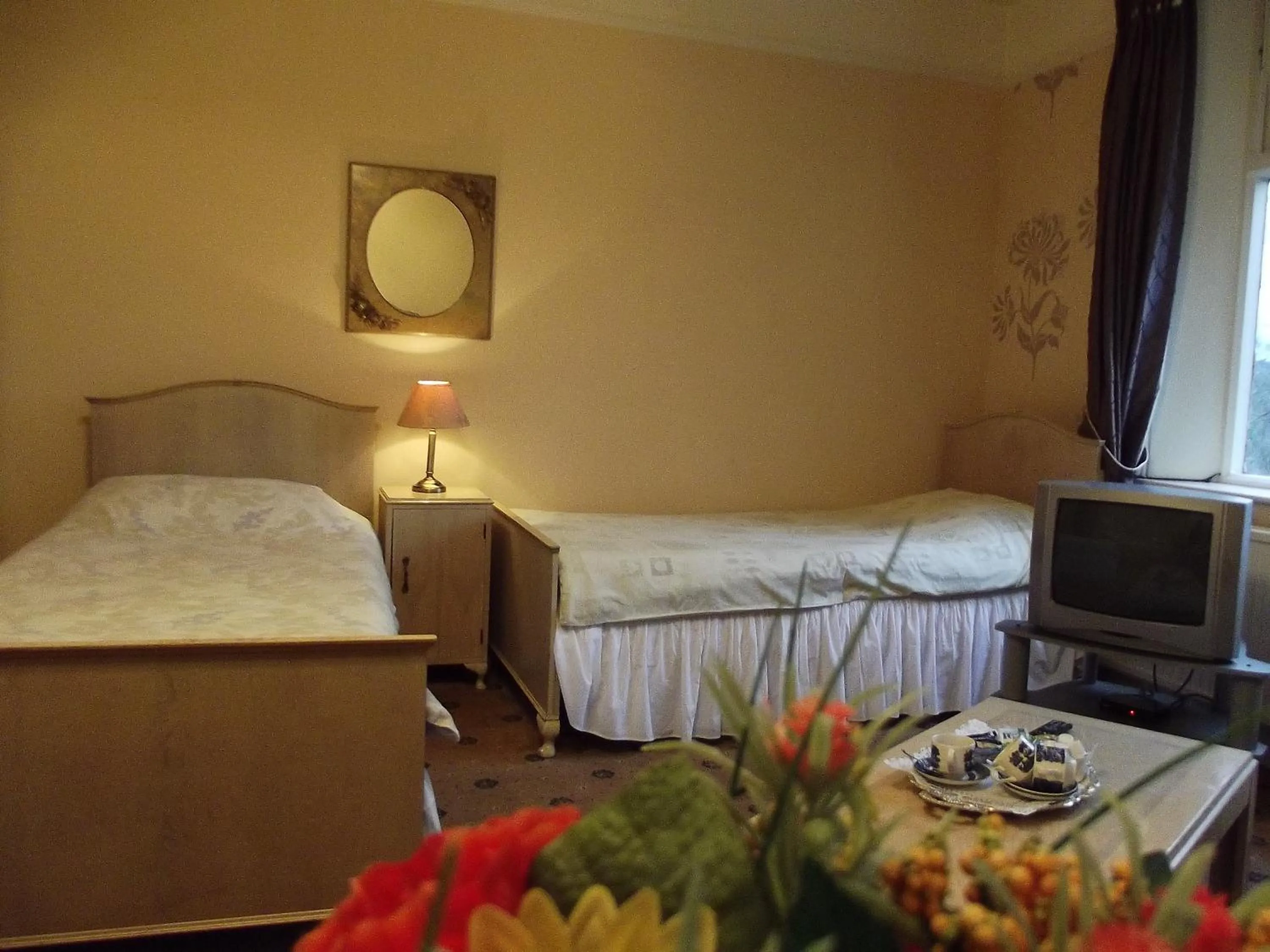 Coffee/tea facilities, Bed in Oakfield Lodge Guest House Stockport