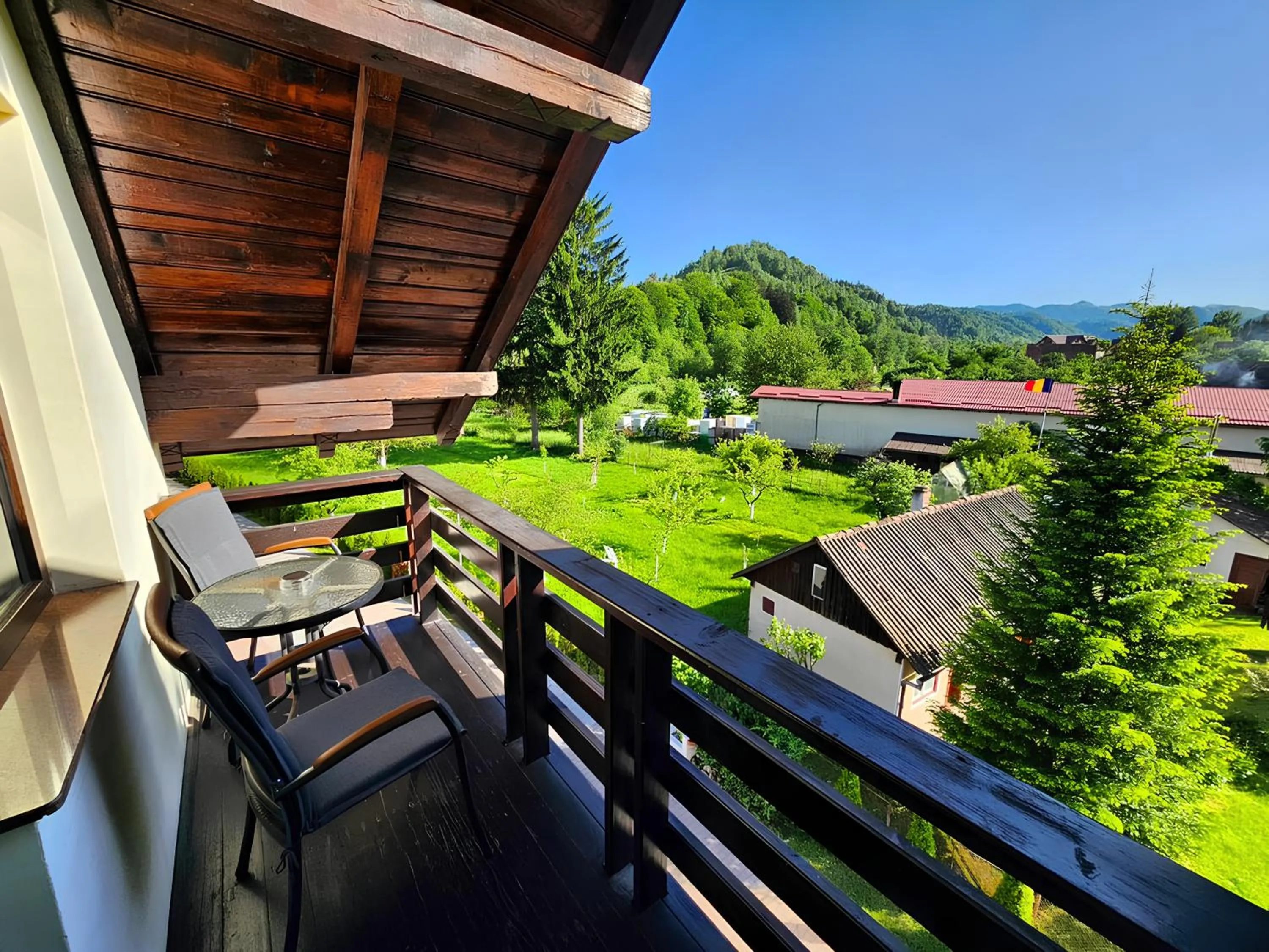 Triple Room with Balcony in Pensiunea Andrei Moieciu