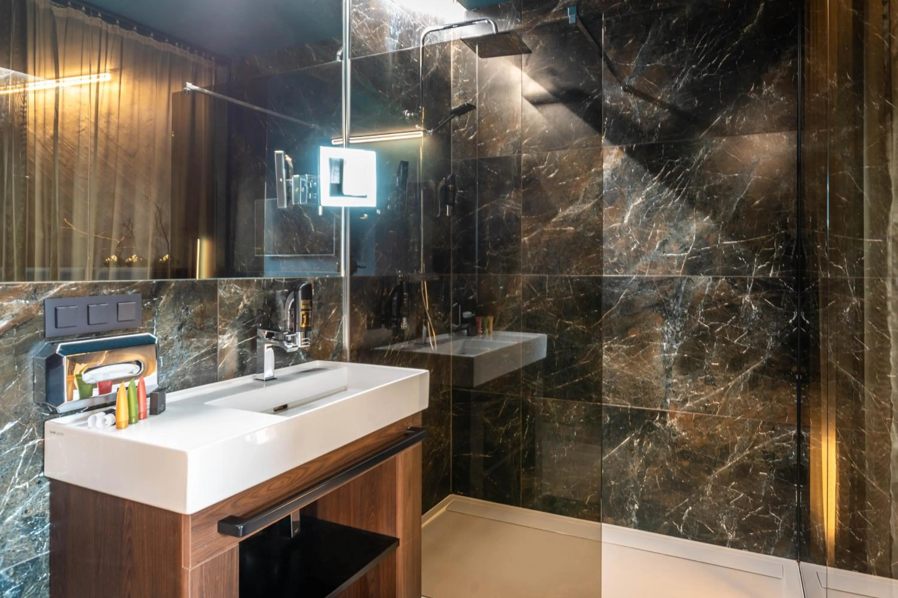 Shower in BOUTIQUE HOTEL11 with rooftop SPA