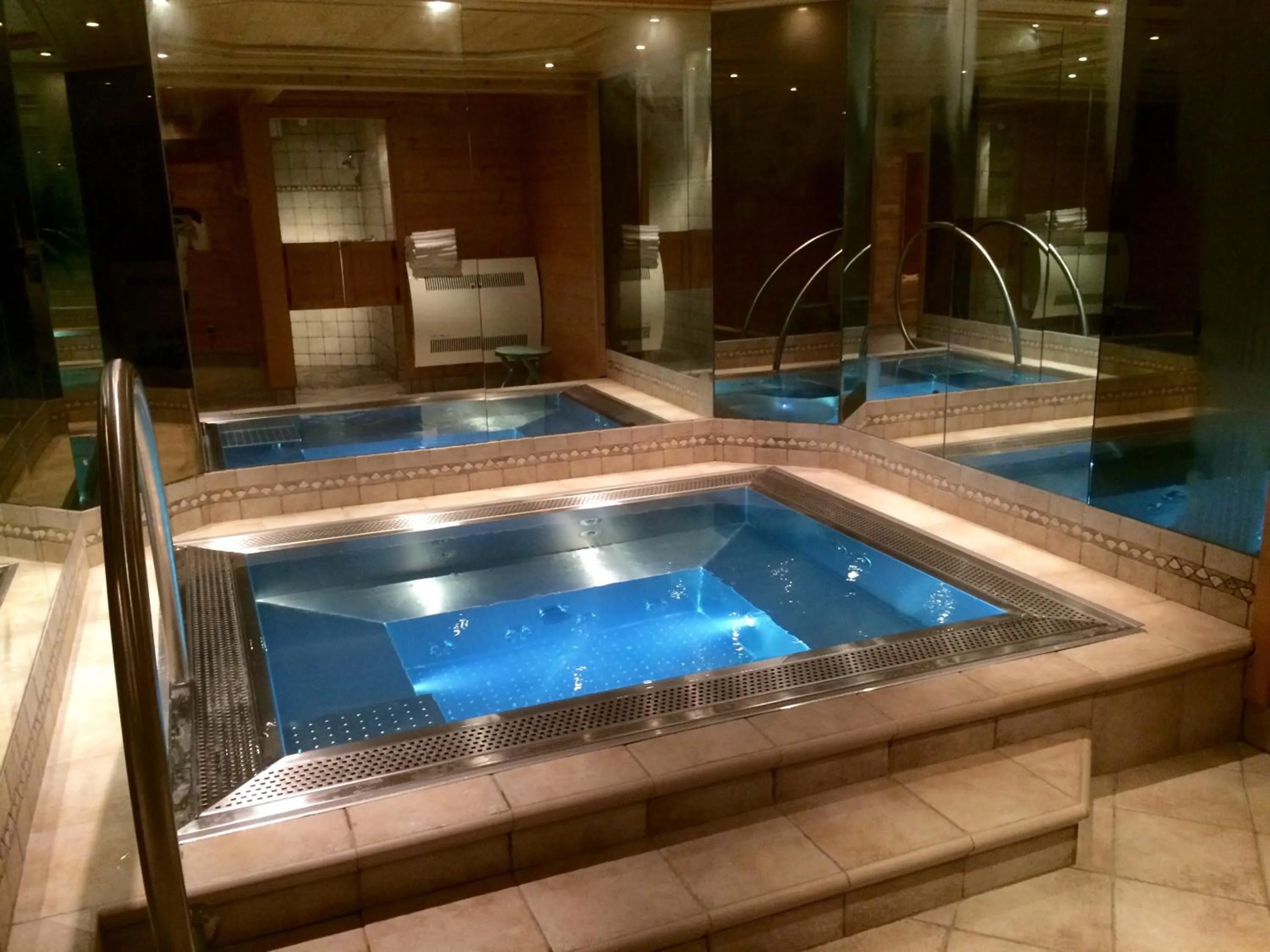 Communal lounge/ TV room in Aux Ducs de Savoie