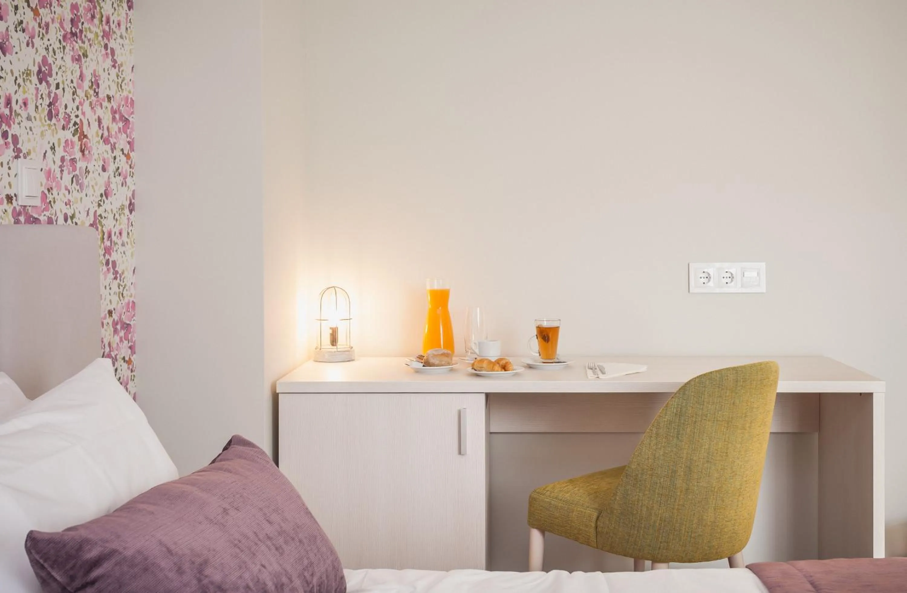 Food close-up, Bed in Essence Inn Marianos Hotel