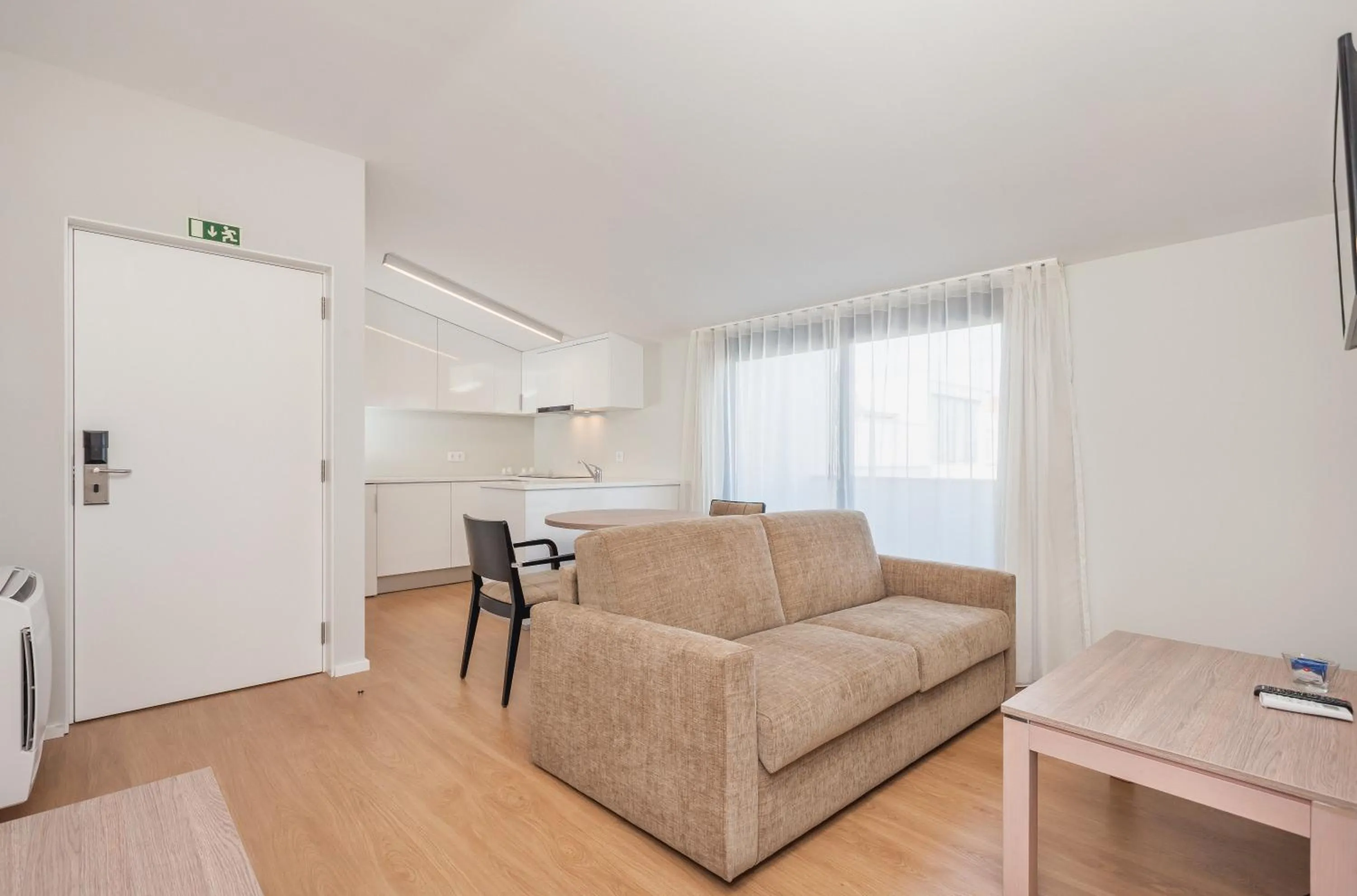 Communal lounge/ TV room in Essence Inn Marianos Hotel