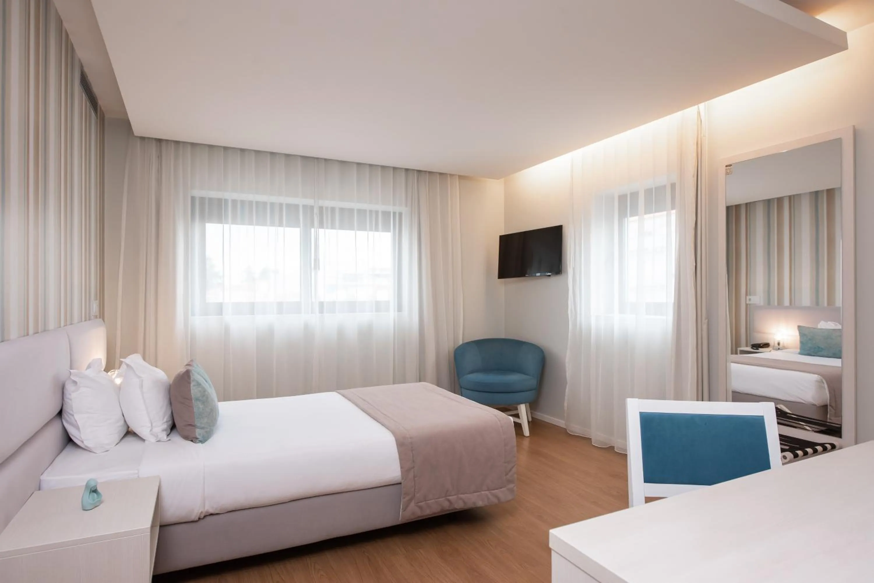 Bedroom, Bed in Essence Inn Marianos Hotel