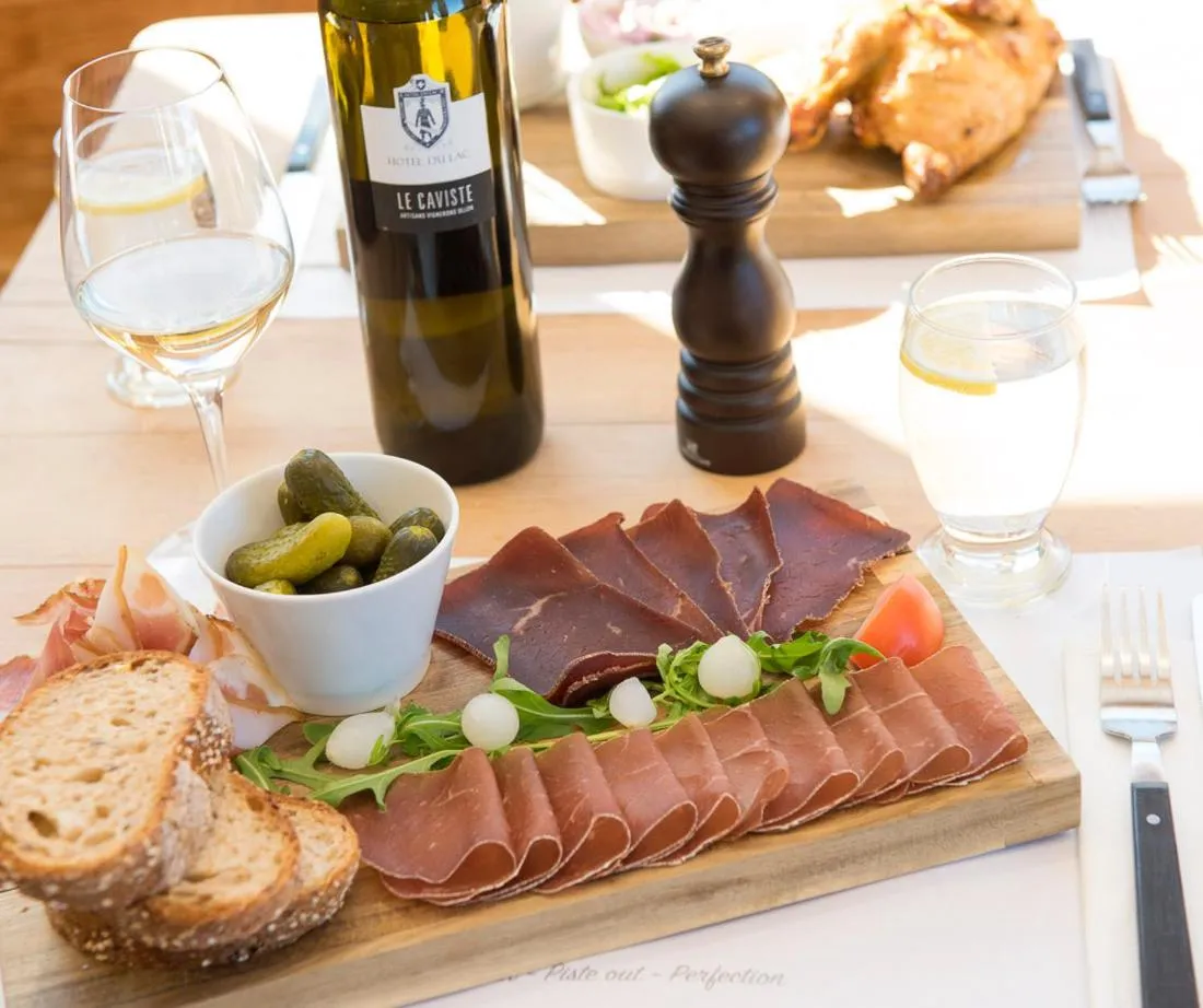 Restaurant/places to eat in Hotel du Lac