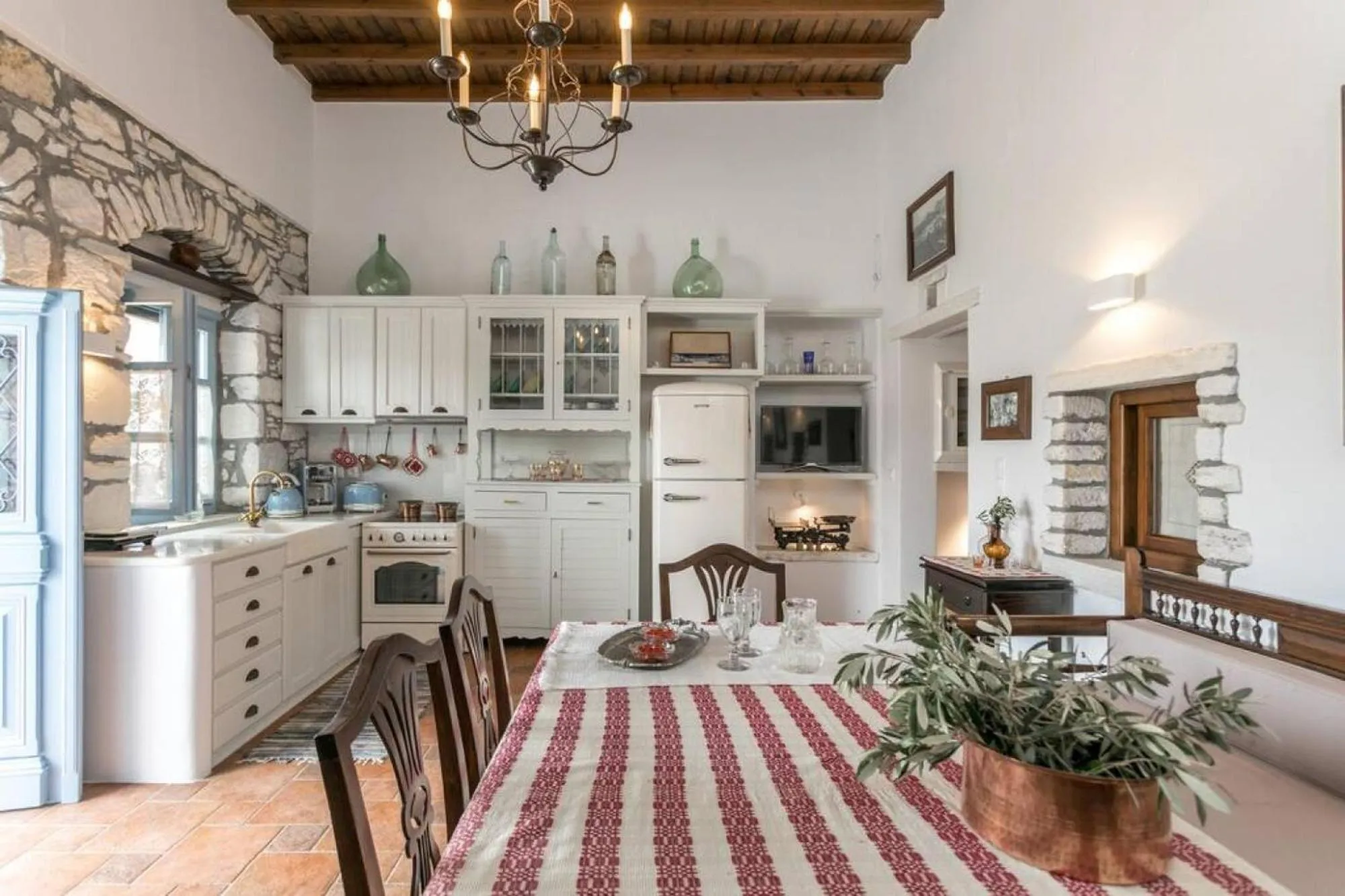 TV and multimedia in Traditional Inn Pirethron