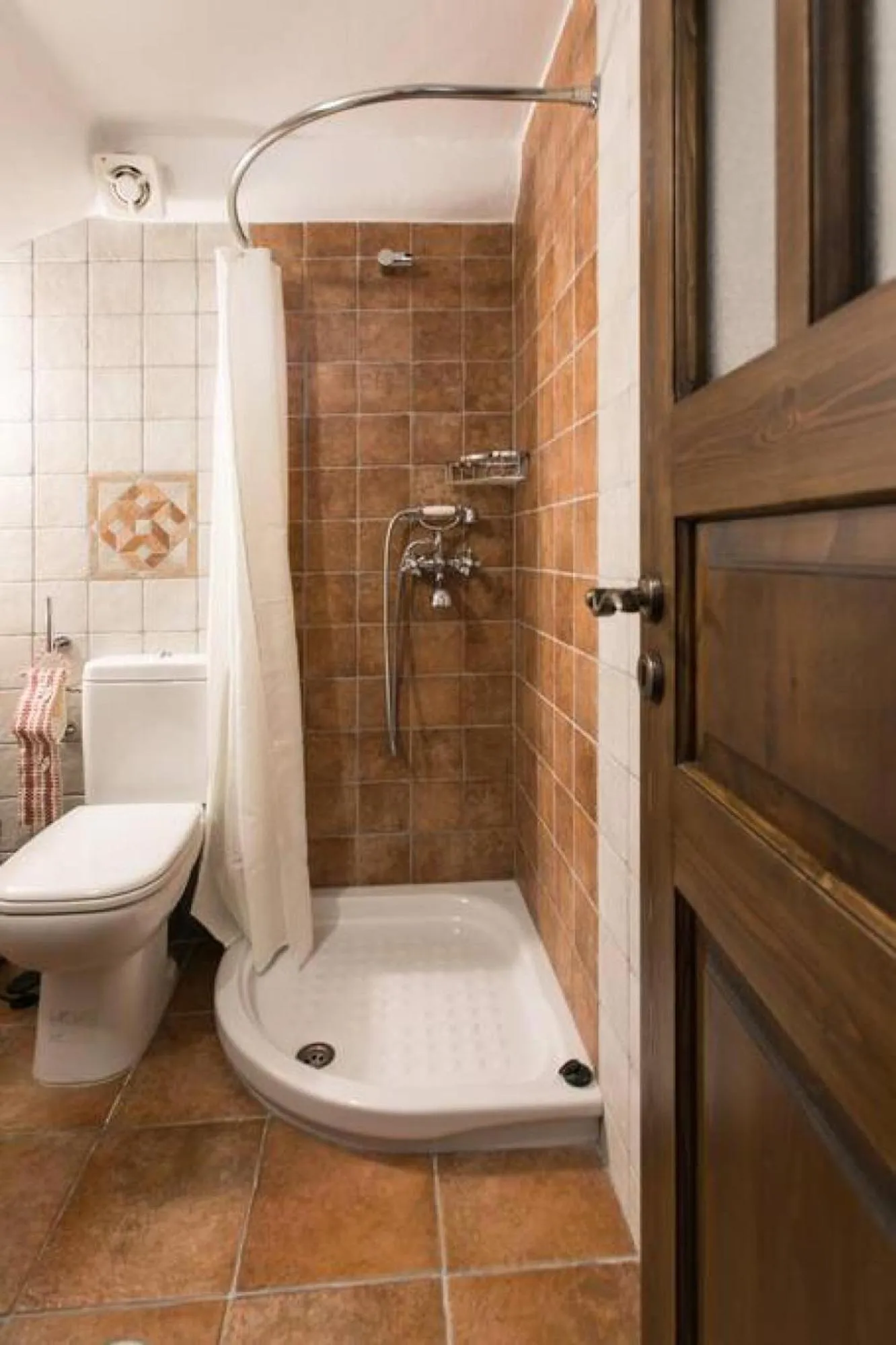 Shower in Traditional Inn Pirethron