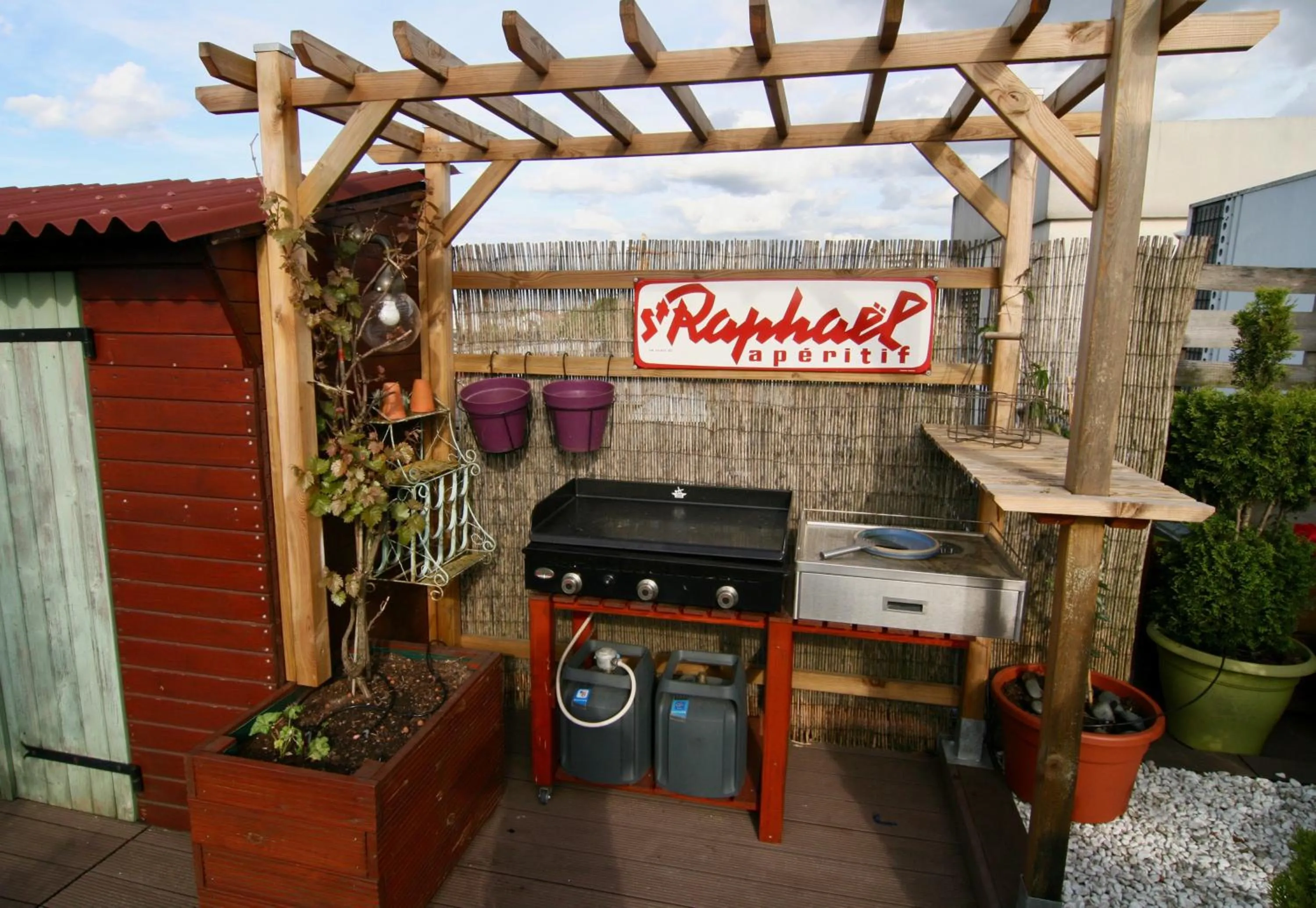 BBQ facilities in bibou's room Paris