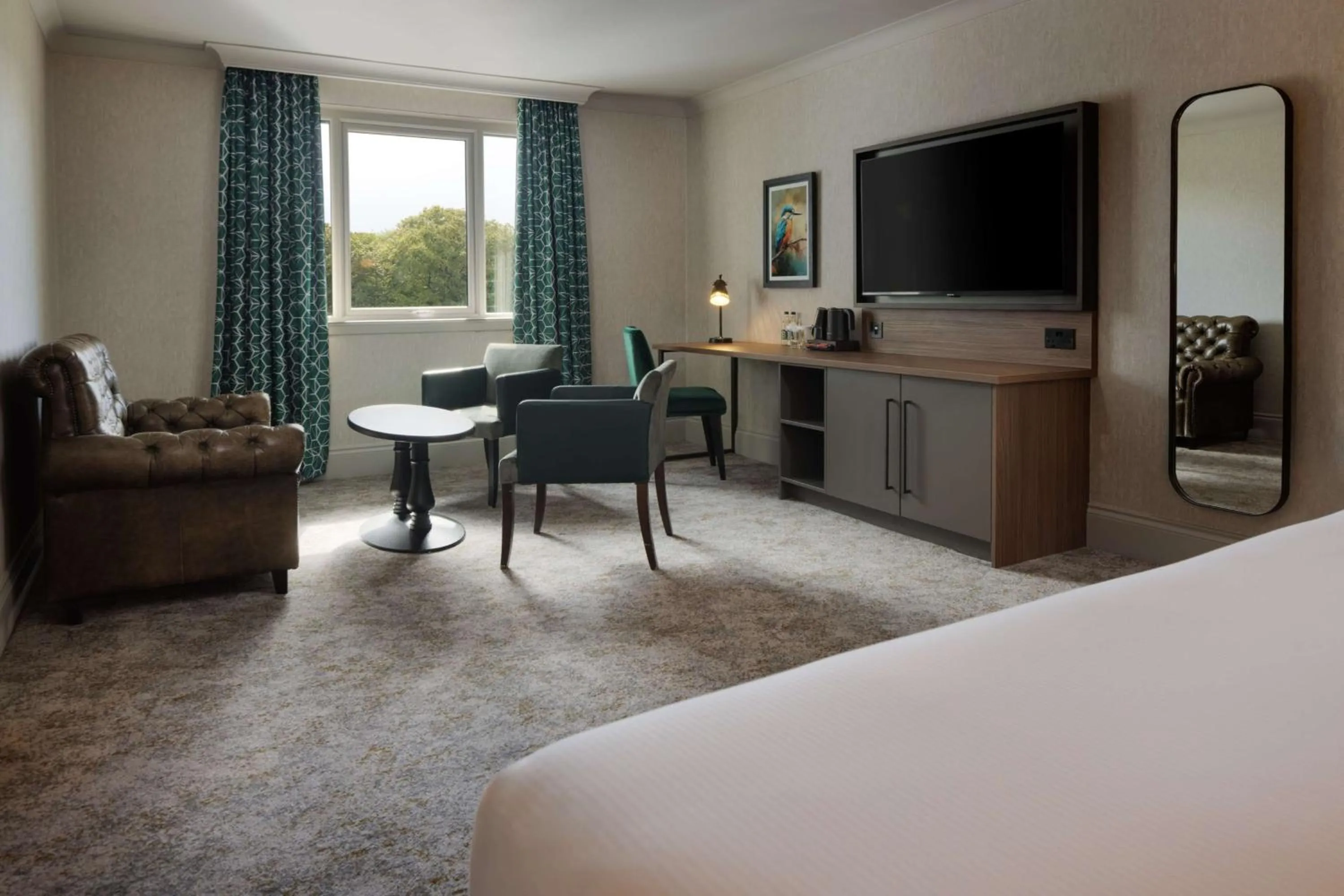 Living room, Bed in Doubletree by Hilton Belfast Templepatrick