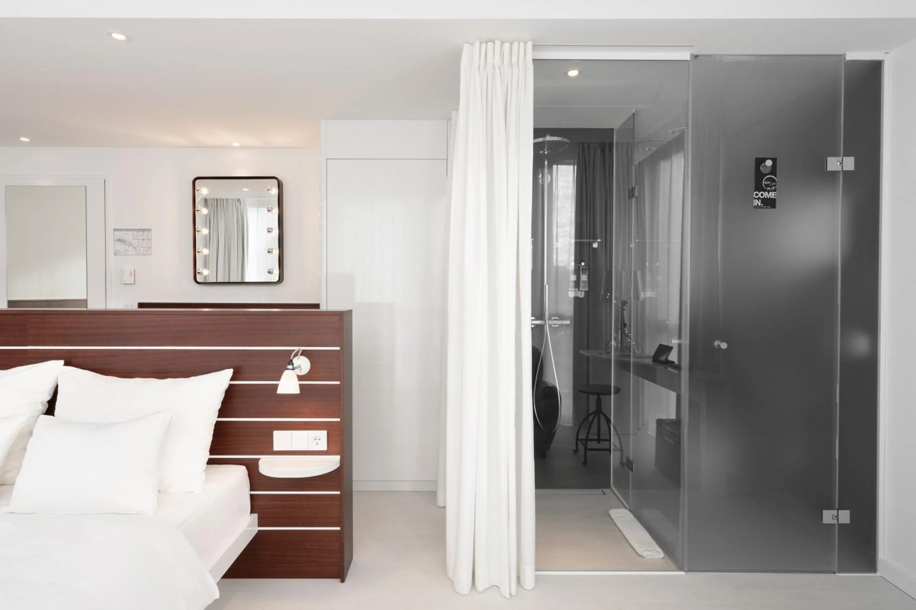 Bathroom, Bed in Ruby Lotti Hotel Hamburg