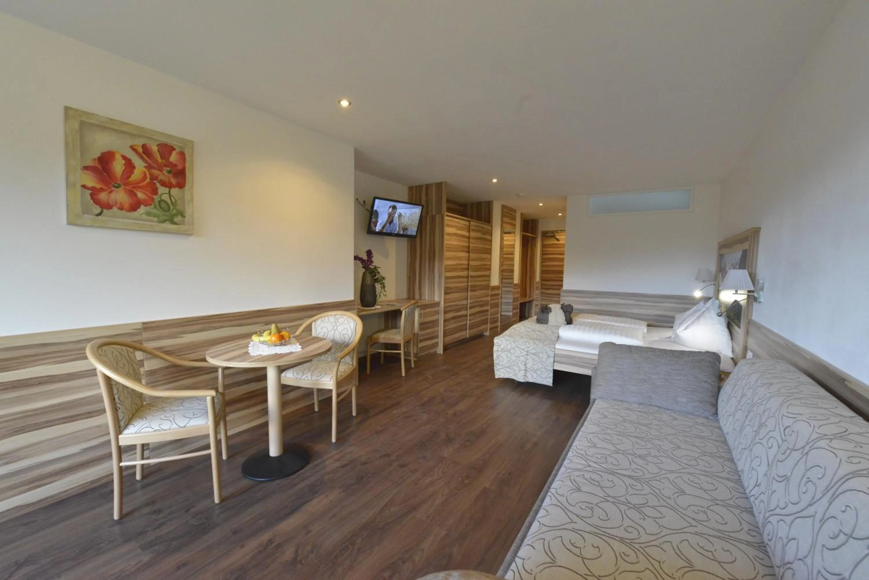 Photo of the whole room, Bed in Molaris Lodge