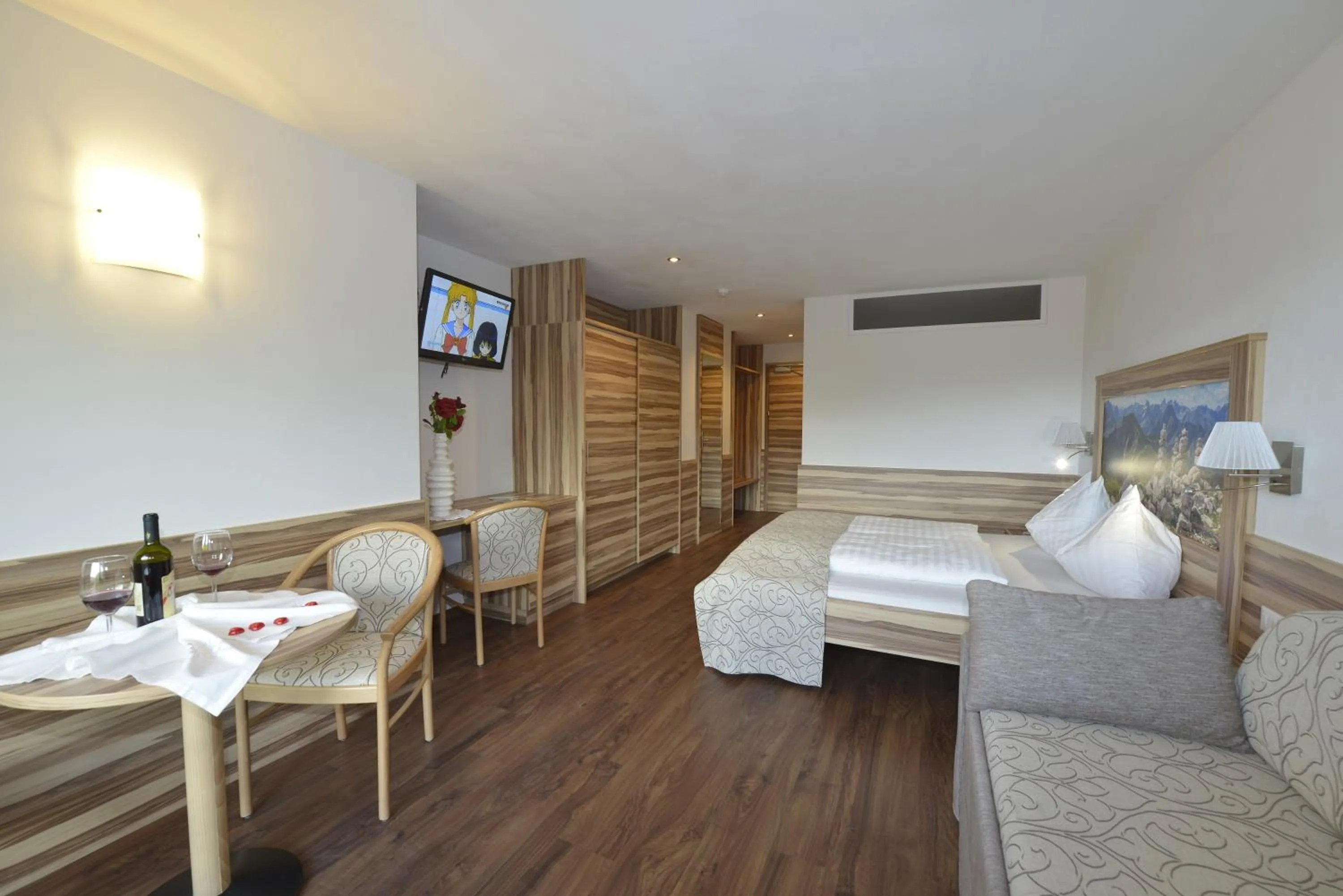 Photo of the whole room, Bed in Molaris Lodge